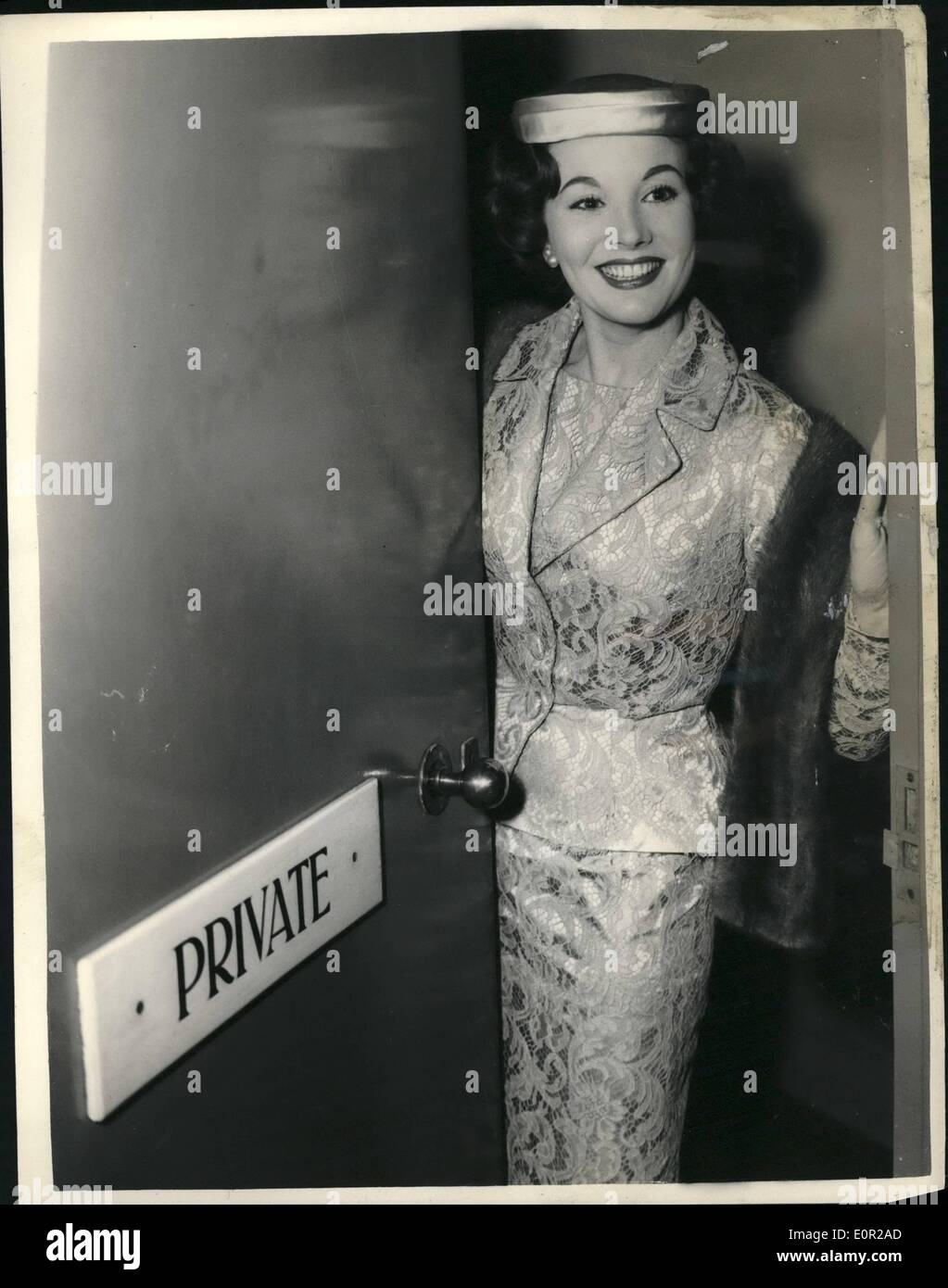 12. Dezember 1957 - die Freundin heiratet ihren Freund: 24-jährige Jean Bayless, wer porträtiert die Freundin in '' The Boy Friend'' in den USA seit zwei Jahren, heute verheiratet ihr eigentliches Leben Freund, David Johnson, 36-jährige Firmenchef von Birmingham - auf dem Standesamt in Chelsea. Sie trafen sich bei Jean Principal Mädchen in Birmingham vor drei Jahren, an einem '' blind'' Datum dargestellt. Sie hat eines Tages für ihre Hochzeitsreise von Proben für Dienstag ITV '' The Jubilee Show'' Fotoshows Braut abgegeben wurden, die nicht ihr Ehemann-t-werden sie vor der Zeremonie sehen wollten Stockfoto