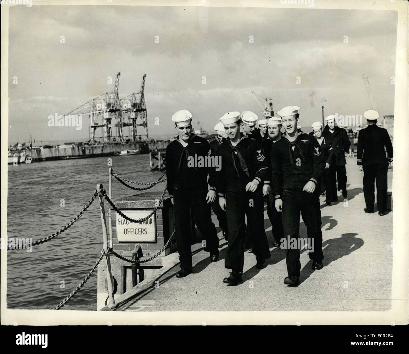 10. Okt. 1957 - das Atom U-Boot segelt ein - nach 14 Tagen unter dem Ozean.: Ein Weltrekord-U-Boot-Tauchgang von 14 Tagen 3 12 Stunden wurde für das Atom-betriebene U-Boot Nautilus der US-Marine von ihrem Kommandanten, dem 36-jährigen Commander William R. Anderson, beansprucht, als er das U-Boot gestern in Portland, Dorset, brachte. Es war der erste offizielle Besuch der Nautilus in einem ausländischen Hafen. Während ihres langen Zaubers unter Wasser reiste Nautilus 5,000 Meilen mit mehr als 15 Knoten ohne einmal aufzutauchen oder 'schnorcheln' zu müssen. Stockfoto