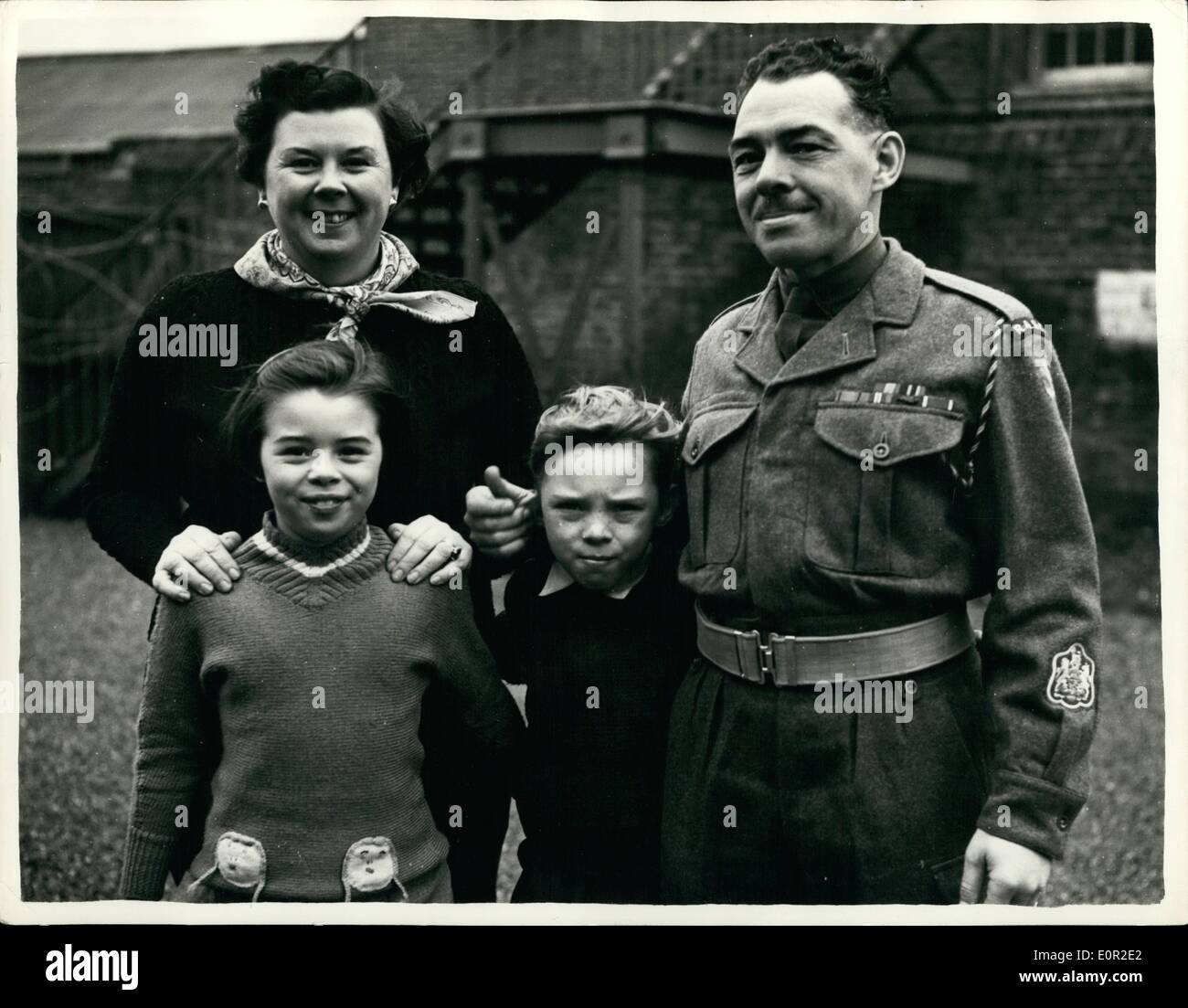 10. Oktober 1957 - alle Truppen sagen tapferer Soldat Frau verdient eine Medaille zu.: A London Mutter behandelt eine Ecka-Schütze, der Ehemann Soldat in Zypern im November erschossen. Heute, 37 Jahre alte Frau Betty Middleton war in Hounslow Barracks zu sehen, ihr Ehemann, Warrant Officer Harold Middleton erhalten eine Erwähnung in Depeschen für seine Rolle in den Vorfall. Es wurde ihm vor einer Parade von 250 Männer von General Sir Charles Coleman, präsentiert G.O.C.-in-C, östliche Befehl. W/c Middleton feuerte fünf Schüsse auf zwei Jünglinge, bevor er vor der Tür seines Hauses in Limassol zusammengebrochen Stockfoto