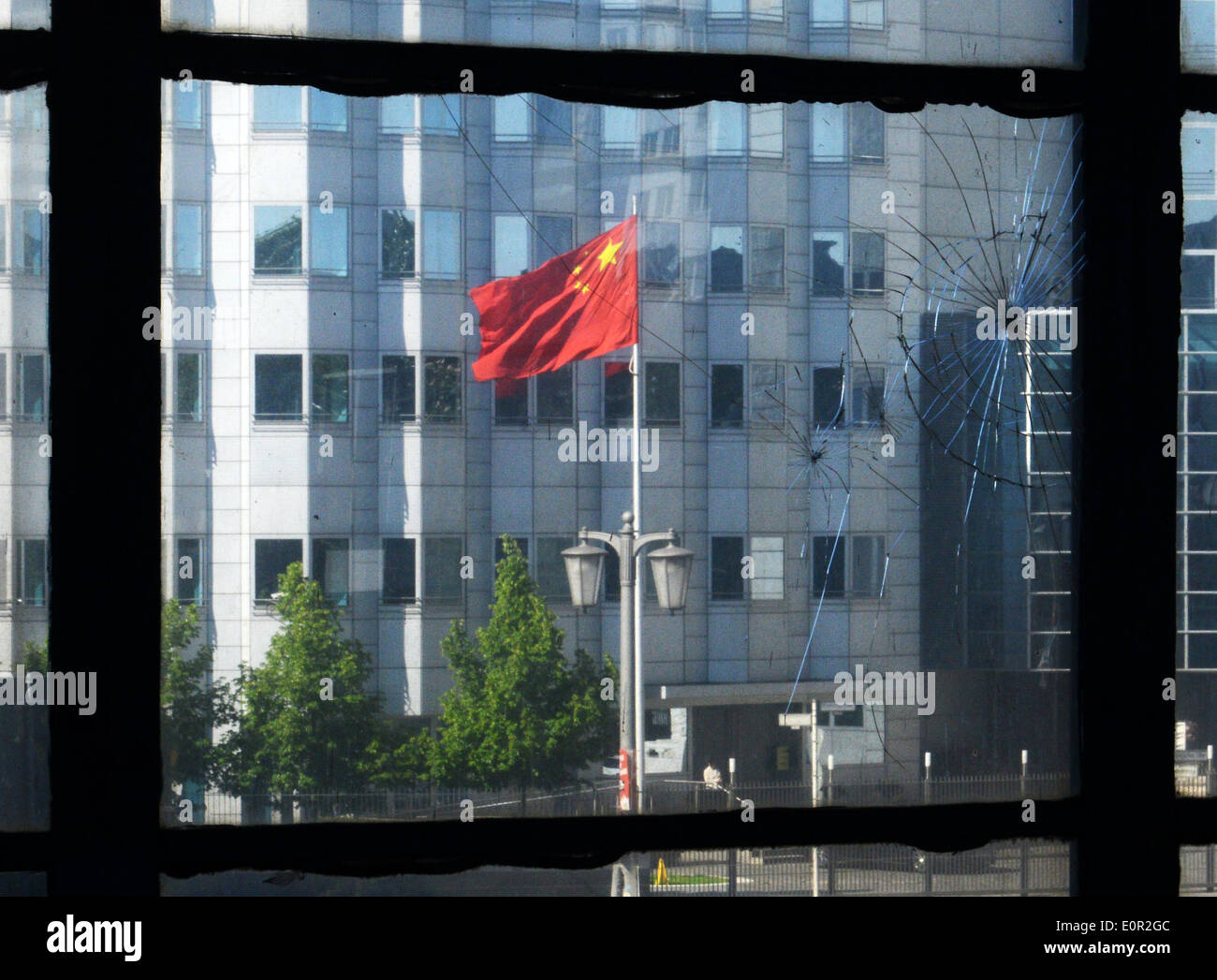Berlin, Deutschland. 16. Mai 2014. Die chinesische Flagge außerhalb der Botschaft durch ein zerbrochenes Fenster in Jannowitzer Brücke-Bahnhof in Berlin, Deutschland, 16. Mai 2014 gesehen. Foto: Stefan Jaitner/Dpa News WIRE SERVICE/Dpa/Alamy Live Stockfoto