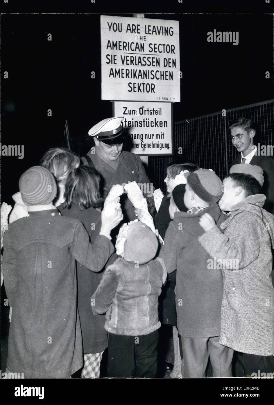 12. Dezember 1957 - '' Onkel was haben wir zu Weihnachten!'', sagte die Kinder von der Exklave in Berlin, Steinstucken (es gehört nach West-Berlin), ein Polizist, der im Dienst an der Grenze zwischen den Zonen ist. Voller Freude kamen die Kinder der Steinstuecken zurück zur Grenze, der Beamte im Dienst ihre Geschenke zu zeigen. Die Steinstucken Kinder wurden in die allgemeine Verteilung von Geschenken im Rathaus der Gemeinden nicht vergessen. Stockfoto