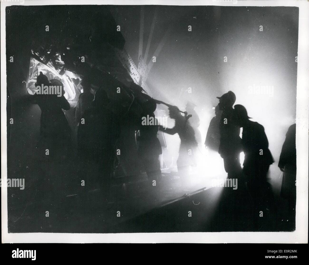 12. Dezember 1957 - tragischen Rush Hour Absturz in Lewisham - London trainieren mehr als vierzig Toten: mehr als vierzig Menschen sind zu befürchten, ihr Leben durch den Sturz von einem Dampfzug von Cannon Street bis zur Deal - in den hinteren Teil des 5-18 elektrische Zuges von Charing Cross Hayes kurz nach 18:00 im dichten Nebel vor den Toren St. Johns Station verloren haben , Lewisham. Teil des Wracks krachte in die Stützen einer Überführung über Kopf Teil davon an die abgestürzten Züge. Das Foto zeigt Feuerwehrmann - Polizei und Rettungskräfte kämpfen, Opfer im Licht der Fackeln im dichten Nebel heute Abend freizugeben. Stockfoto