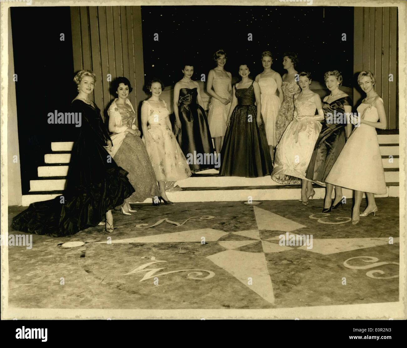 12. Dezember 1957 -:'' Speakerines'' für heutige BBC TV '' Bilder am Himmel ''-Programm: Geschichte des Fernsehens wird heute Abend gemacht werden, wenn zum ersten Mal, elf Länder werden Link-Up um Zuschauer durch Europa zu unterhalten. Der Programmierer heißt '' Bilder am Himmel '' und Brittan Beitrag werden das Finale und wird Speakerine eine aus jedem der teilnehmenden nationalen TV-Systeme. Die Speakerines sind die Gäste von der BBC in London und führt ein, indem Sie eigene Sylvia Peters. Foto zeigt Sylvik Peters mit den zehn Speakerines an der Riverside-Untergrundarmee gesehen Stockfoto