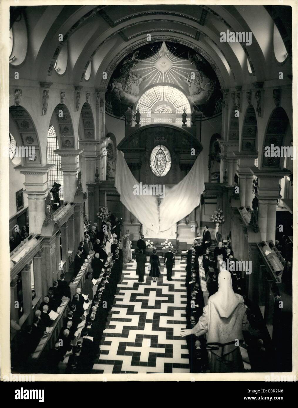 12. Dezember 1957 - Queen bei St. Bride Kirche erneuten Weihung Dienstleistungen.: H.M der Königin und dem Herzog von Edinburgh besuchte heute den erneuten Weihung Dienst der restaurierten St. Bride's Kirche, Flotte-Straße, die blitzed wurde während der Bombardierung von 1930. Ihre Majestät enthüllt das Denkmal Retabel, die durch den Bischof von London zum Gedenken an Gouverneur Edward Winslow und die Pilgerväter gewidmet war. Das Foto zeigt HM The Queen Enthüllung das Retabel (rechts), im St. Bride Kirche heute. Der Duke of Edinburgh ist auf der linken Seite mit dem Bischof von London. Stockfoto