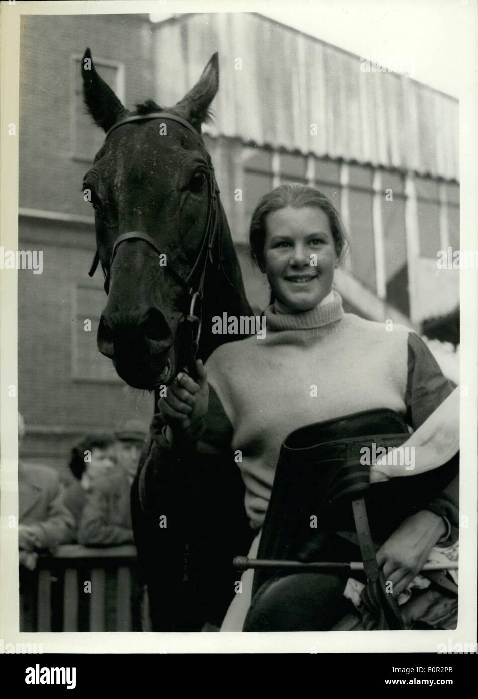 10. Oktober 1957 - 14 - Jahre altes Mädchen gewinnt die Newmarket Stadt Platte.: The Newmarket Stadt Plate, das einzige Rennen, in denen Frauen Jockeys werden - fand heute statt. Das Foto zeigt 14-jährigen Miss Scarlett Rimell, Tochter von Trainer Fred Rimell, gesehen mit ihrem Pferd '' Hippocampe'', nachdem das Rennen zu gewinnen. Sie war der jüngste Fahrer im Rennen. Stockfoto