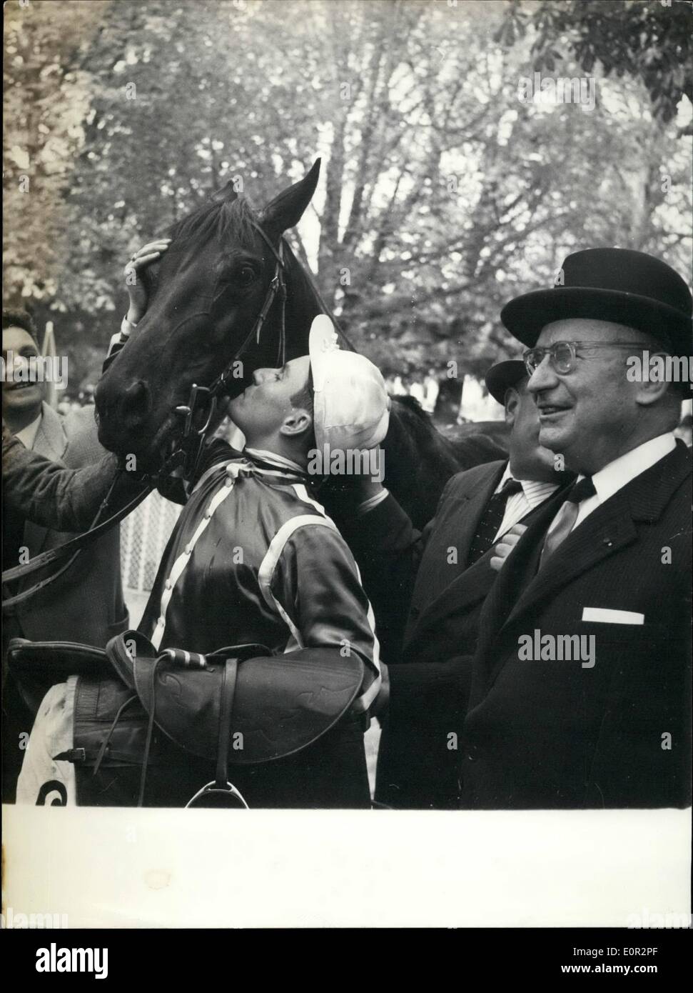 10. Oktober 1957 - außerhalb ins Arc De Trimphe Rennen: Oroso, ein Außenseiter, der Arc De Triophe gewann Rennen, das berühmte Ereignis gekoppelt mit der Verlosung. das Foto zeigt Serge Boollenger, der Jockey, sein Pferd zu küssen. Neben dem Pferd ist der Inhaber, M. Raoul Meyer. Stockfoto