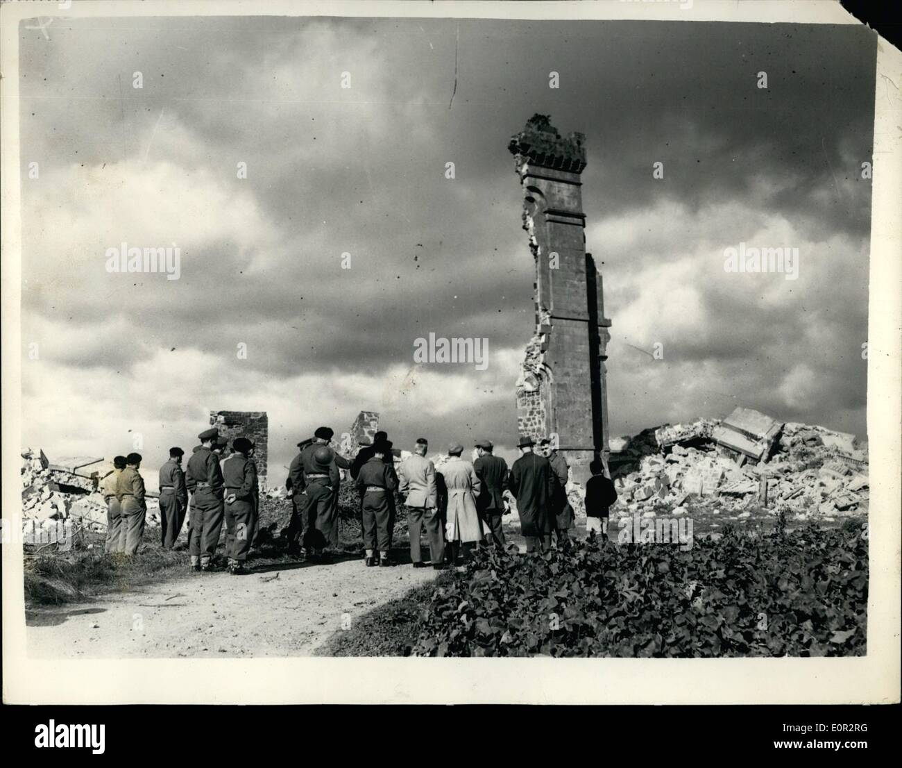 10. Okt. 1957 - Alte Burg Steigt In Rauch Auf. 500 PFUND Sprengstoff in die Luft gesprengt: Das 150 Jahre alte Rossie Castle in der Nähe von Montress wurde vor kurzem von 80 Offizieren und Männern des Field Engineering Regiment 117 abgerissen - mit Hilfe von 500 Pfund Sprengstoff. Innerhalb von 30 Sekunden wurde die Burg - die vor 20 Jahren für 1 an einen Profifußballer verkauft wurde - auf 20,000 Tonnen Schutt reduziert, die vom gemeinderat für die Straßenverbreiterung genutzt werden. Seit Wochen hatten die Armeeingenieure Löcher in der 3ft gebohrt. 6 Zoll Stockfoto