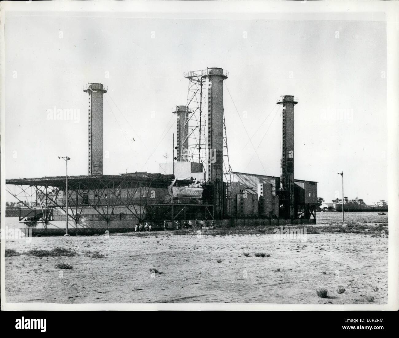 10. Oktober 1957 - Adma Enterprise durchläuft Suez Canal.: '' Adma Enterprise'', die mobile Bohren Barge, die gebaut wurde, in Deutschland für das erste Unterwasser est Tiefbrunnen von Abu Dhabi Bereichen Ltd. durchgeführt werden in dem British Petroleum Company hat eine zwei-Drittel-Harsholding und der Campagnie Francaize des Petroles ein Drittel gesehen wird twoed durch den Suez-Kanal auf dem Weg in den Persischen Golf. Stockfoto