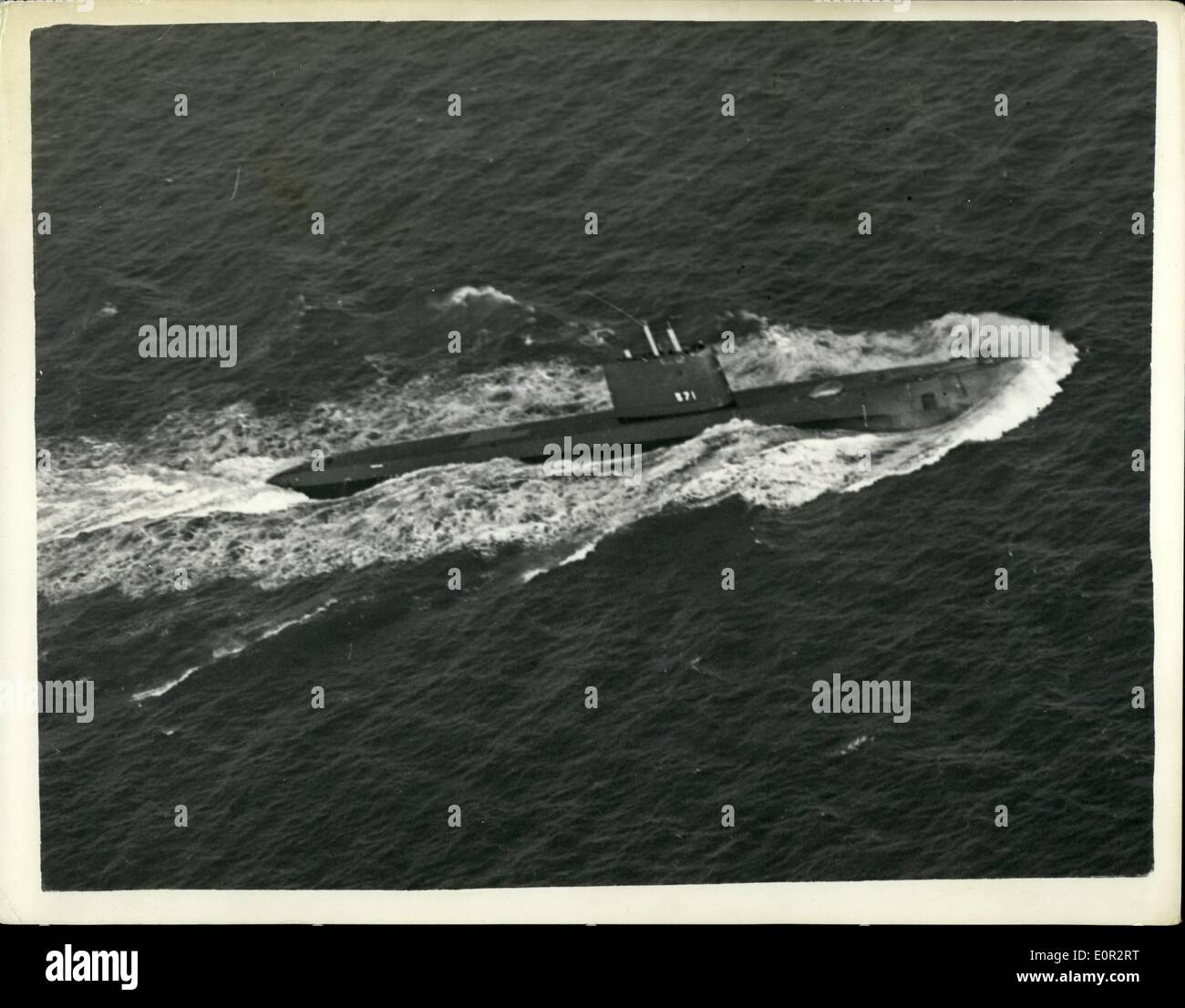 10. Oktober 1957 - The Atom-u Boot segelt in - nach 14 Tage unter dem Meer: ein Welten-Record u-Boot-Tauchgang von 14 Tagen 3-1/2 Stunden wurde geltend gemacht, für die United States Navy Atom u-Boot Nautilus durch ihr Kommandant, 36-jährige Commander William R. Anderson powered, als er das u-Boot in Portland, Dorset gestern brachte. Es war die Nautilus Antrittsbesuch in einem ausländischen Hafen. Während ihrer langen Zauber unter Wasser. Nautilus reiste 5.000 Meilen bei mehr als 15 Knoten ohne einmal auftauchen oder '' Schnorcheln ''. Foto zeigt den USA Stockfoto