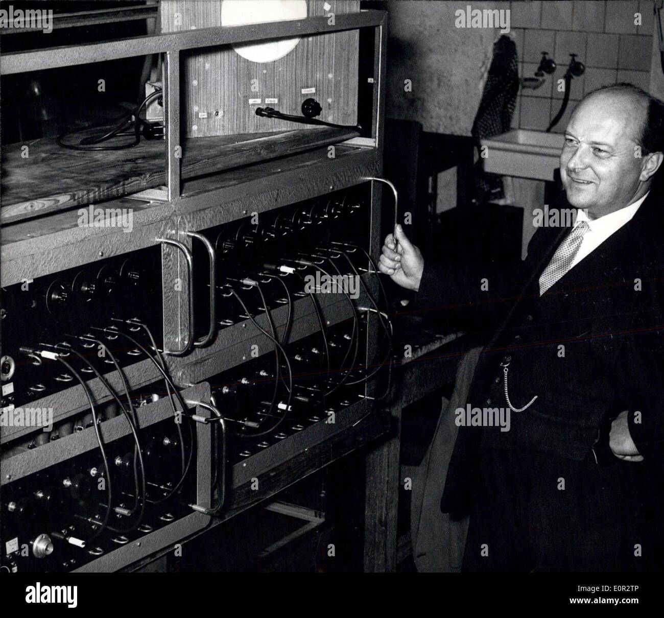 15. Oktober 1957 - menschliche Stimme - künstlich hergestellt: eine '' Vorrichtung zur Herstellung von synthetischen Rede '' abgeschlossen wurde vom Institut für angewandte Physik an der Christian-Albrechts-Universität Kiel nach fünf Jahren Arbeit. Das Gerät - von den Machern von gleichen '' Wocoder'' genannt spricht eindeutig Wörter, die nicht durch menschliche Sprache aufgenommen wurden, sondern wurden von einem '' Sprechdauer-Maschine '' elektronisch produziert Stockfoto
