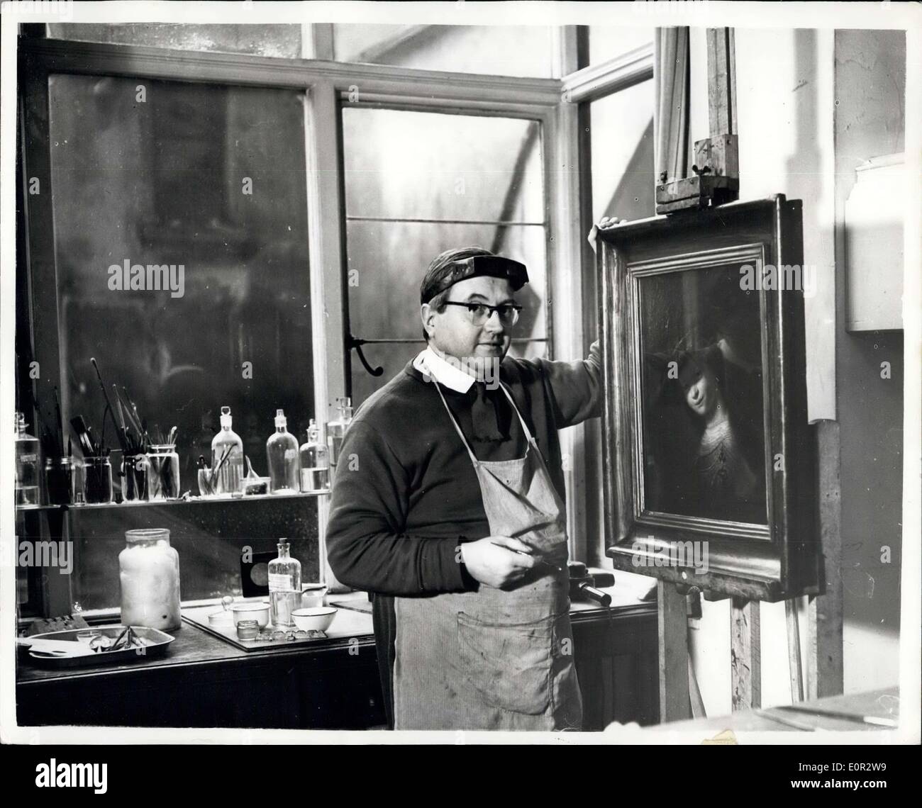 18. Oktober 1957 - Art "Detektive" Sonde 30.000 finden Kunst Restaurator ist sicher, es ist verloren Rembradt: Restauratorin Herr Reg Winder ging Stockfoto