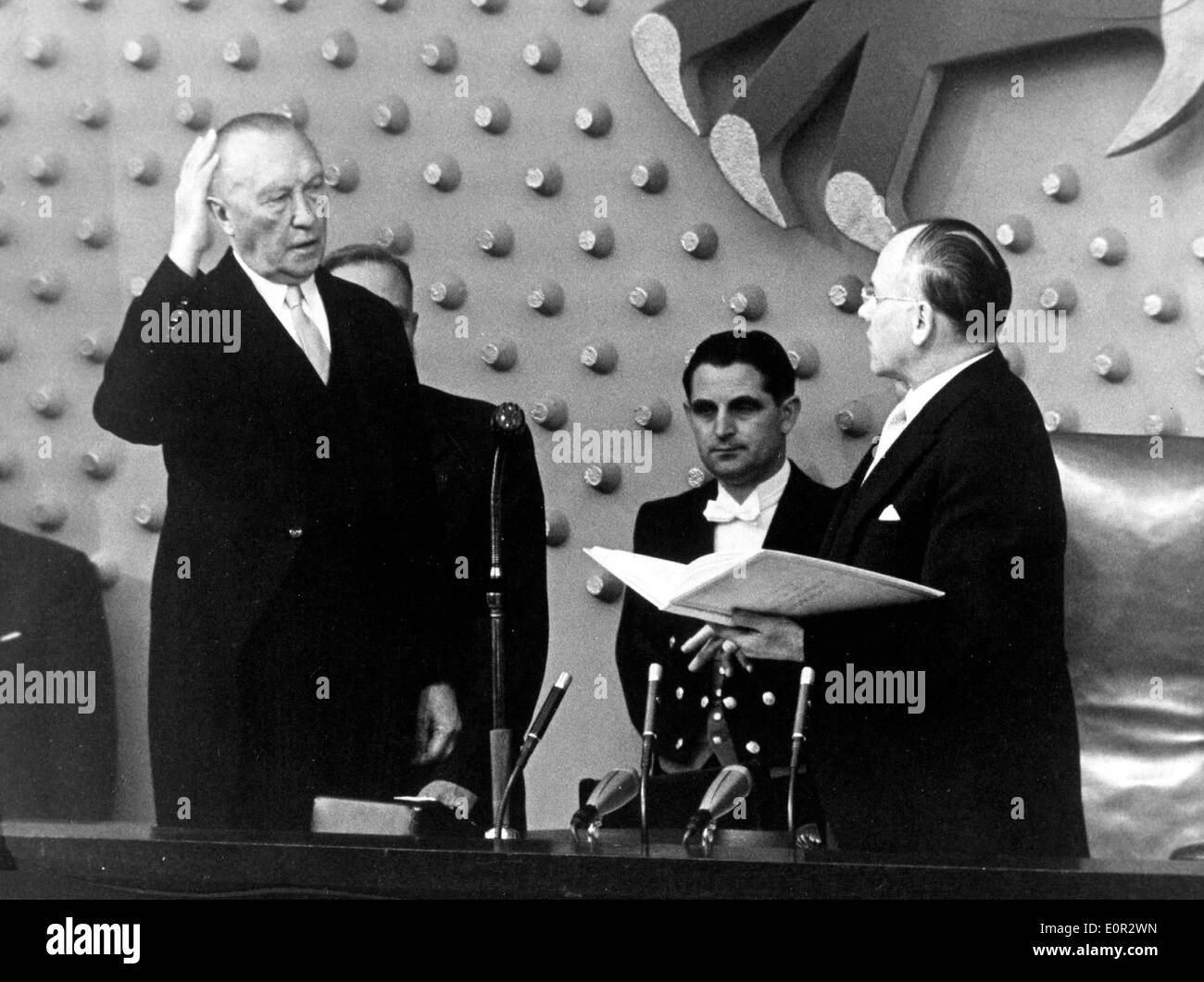 Dr. Konrad Adenauer wird von Eugen Gerstenmaier vereidigt Stockfoto