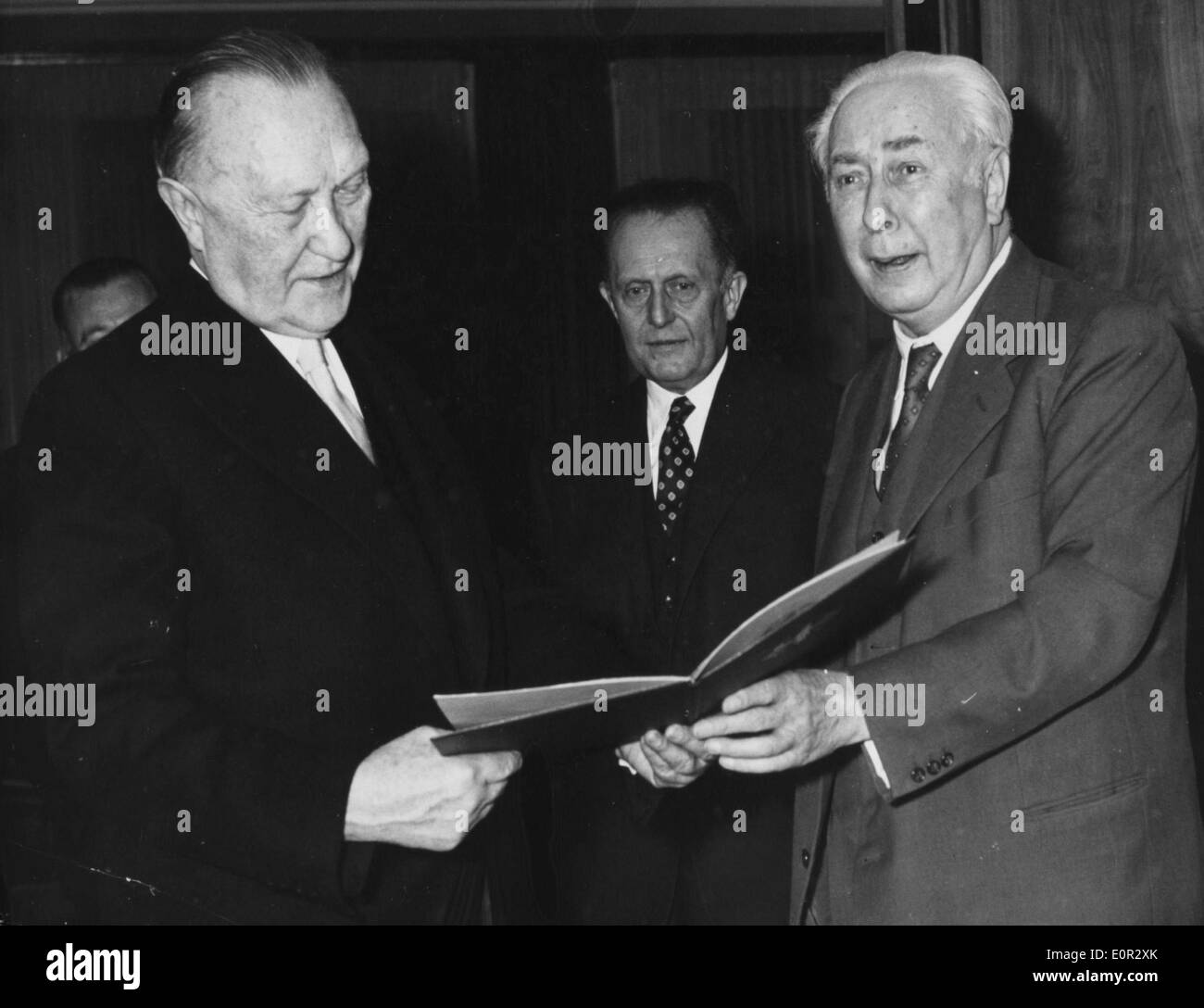 Theodor Heuss präsentiert Konrad Adenauer Zertifikat Stockfoto