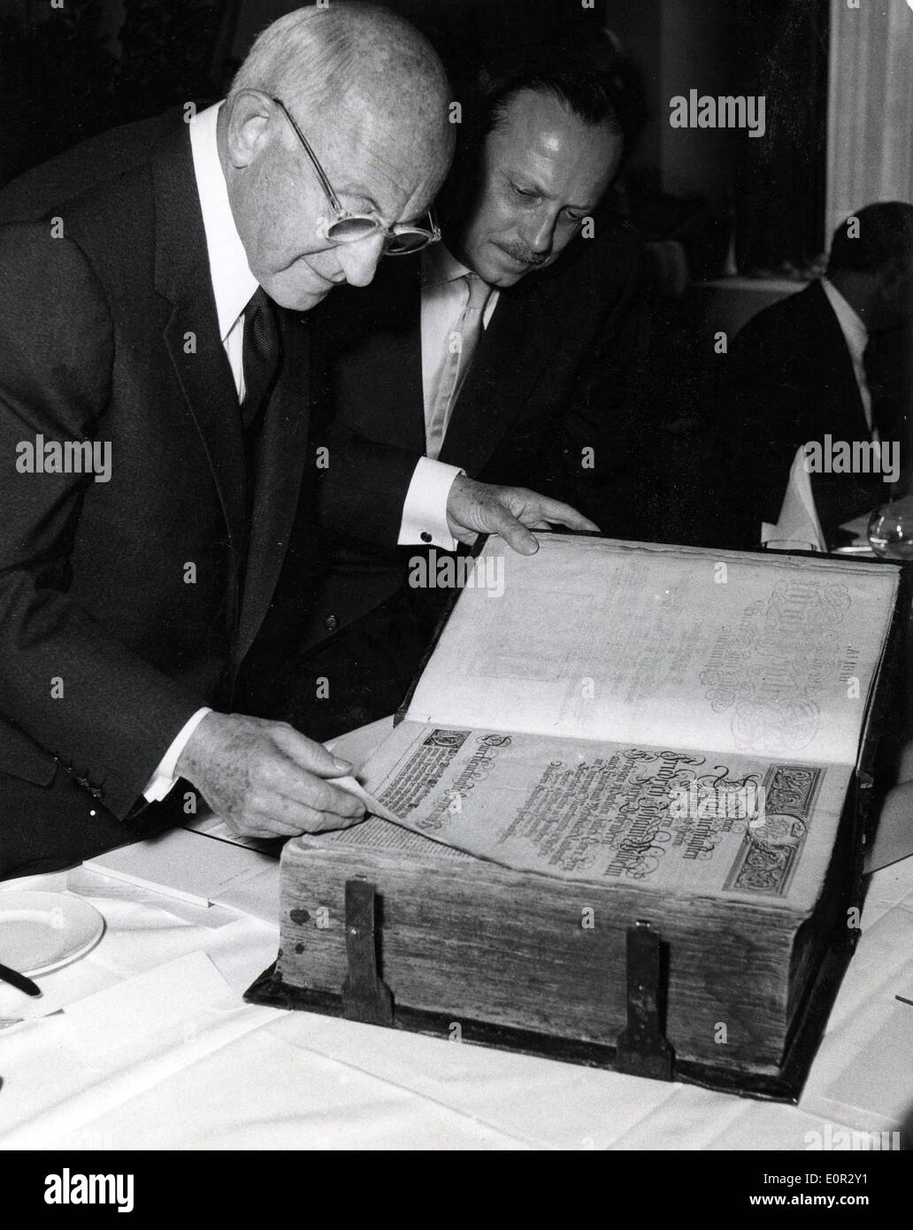 24. Oktober 1957 - Berlin, Deutschland - CECIL DEMILLE mit der kurfürstlichen Bibel von 1798 von H. Schäfer bei einem Empfang für die "Liga für die Rechte der Männer '' präsentiert. Stockfoto