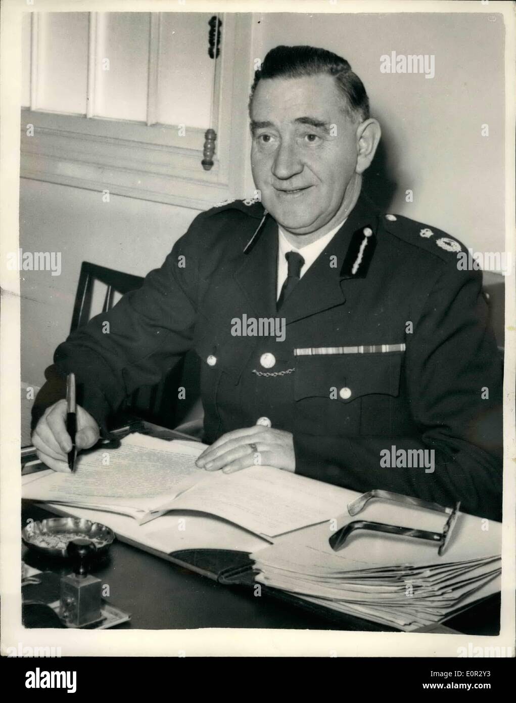 25. Oktober 1957 - 25.10.57 Chief Constable of Brighton verhaftet. Verschwörung gegen Betrug. Der Polizeipräsident von Brighton, 57 Jahre alt Mr Charles Field Williams Ridge, verhaftet wurde heute in seinem Büro in Brighton. Ebenfalls verhaftet wurde Detective Inspector Richard Hammersley, Stellvertreter von Brightons C.I.D und Anthony John Lyons, Besitzer des Sherrys Bar, Brighton. Scotland Yard-Beamten haben Verwaltung und Kontrolle der Brightons 280-Mann Polizei übernommen. Die betroffenen Männer heute vor Gericht erschienen und Verschwörung angeklagt wurden. Keystone-Fotoshows: Herr Stockfoto