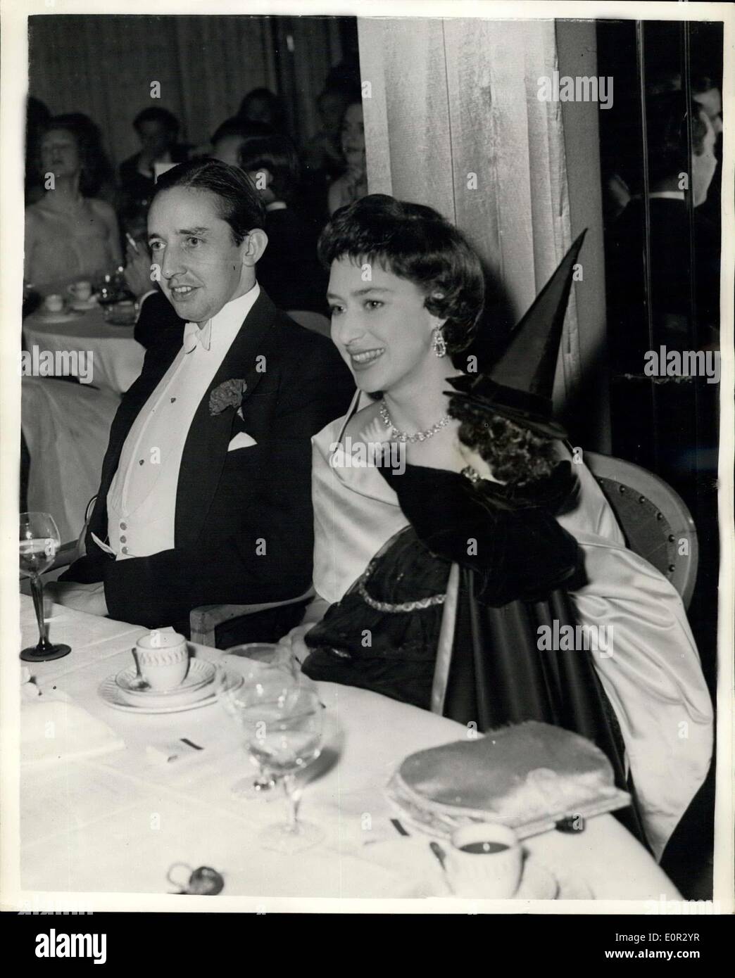 1. November 1957 - The Princess - die Hexe und Billy Wallace: Billy Wallace, gerade aus der Krankenhaus - Prinzessin Margaret Escort an Halloween Ball im Dorchester Hotel war letzte Nacht. Die Prinzessin, tragen eine trägerlose Kleid von Shell-blau, mit Diamanten an den Hals, Krankenschwestern die Hexe, die ihr von Frau Lew Grade, des kommerziellen Fernsehens vorgestellt. Stockfoto