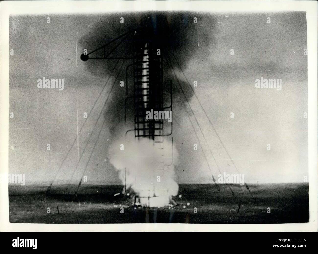 4. November 1957 - sendet sowjetischen '' Sputnik II''... neues Bild von ihren Experimenten mit der Ausführung der Hund Raketen... Zeitgleich mit der Nachricht, dass die sowjetische '' Sputnik II'' erschienen sind - Satellitenbilder - in London zur Veranschaulichung den letzten Experimenten von sowjetischen Wissenschaftlern die Freigabe des Hundes tragen Weltraumraketen eingegangen. Der Hund war schickte in einer Kugel in einer Rakete auf Höhe von 100 Kilometern, der Hund hatte eine sichere Landung mit Hilfe eines Fallschirms... Foto zeigt die Rakete mit der Hund freigegeben wird. Es ging bis zu eine Höhe von 100 KM- und der Hund sicher nach unten-durch Fallschirm kam. Stockfoto