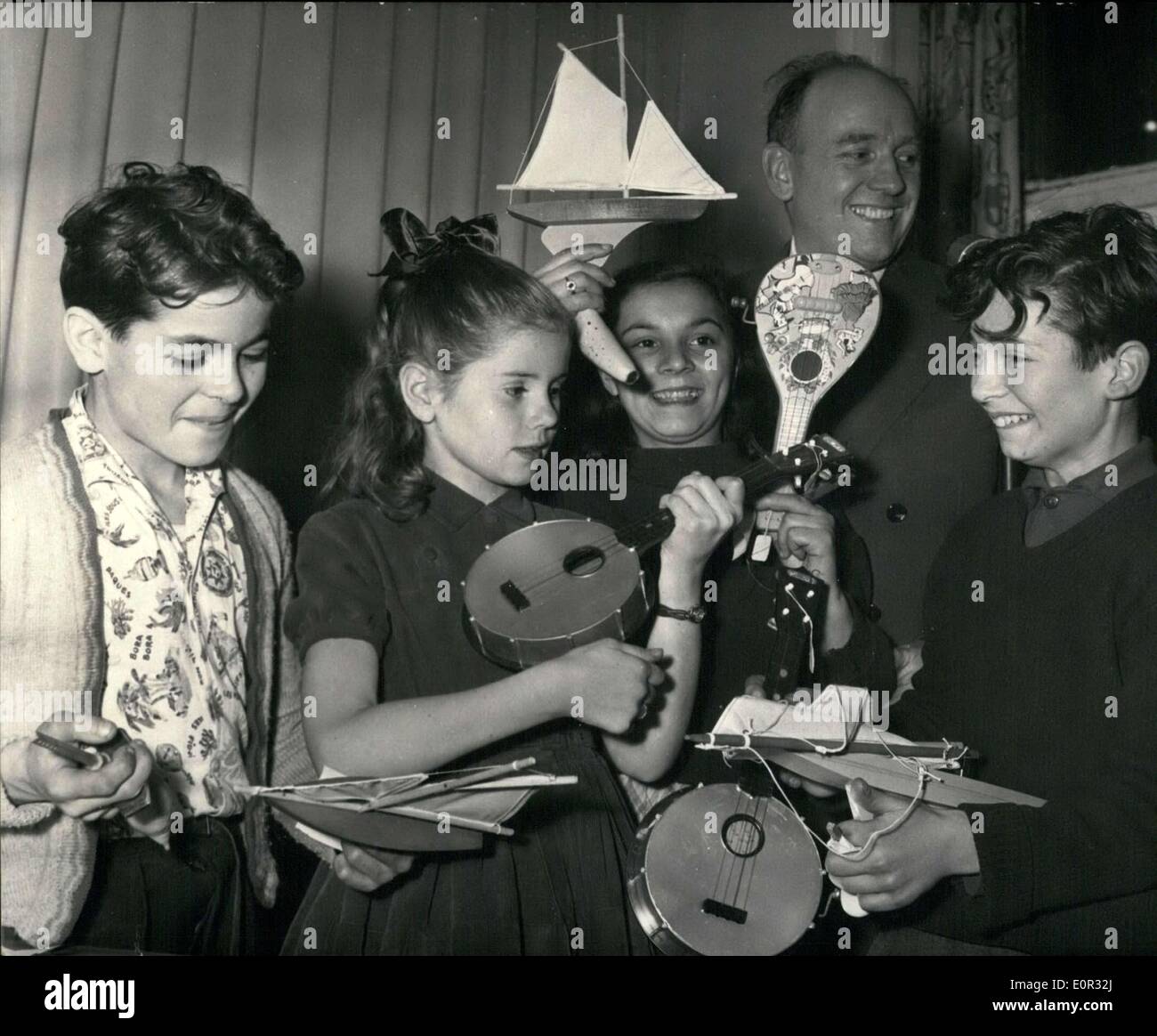 30. Dezember 1957 - waren die Namen der Objekte, die die Kinder suchten in den Titelsong '' La Guitare des Vents''. Die Gewinner im Bild von links nach rechts sind: Alain (12), Minou Drouet, Catherine (10), radio Host Andre Chanu & Jean-Claude (11) Stockfoto