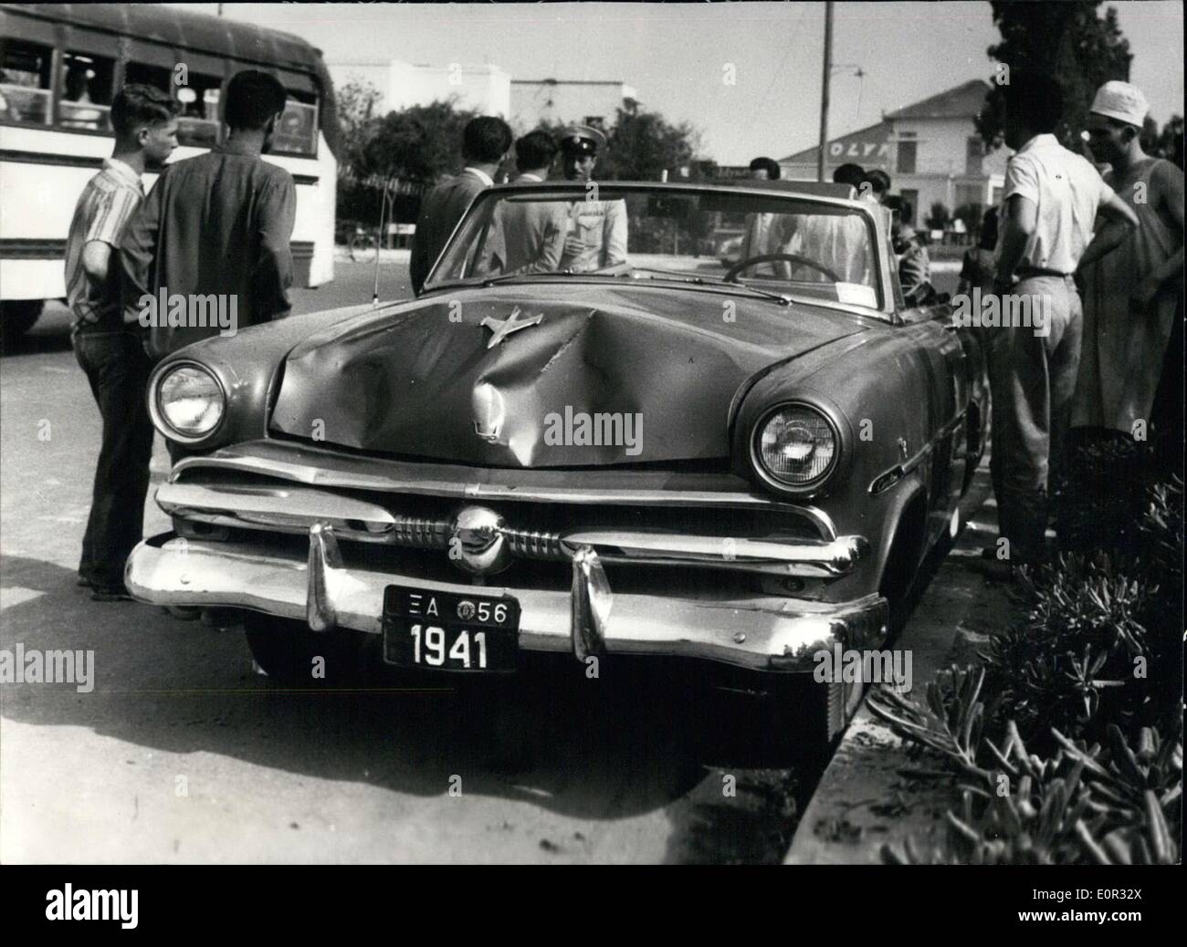 1. Januar 1958 - das Auto der US-Luftwaffe Soldaten Sgt. Mouzali auf welche dort gesehen werden kann die Schäden verursacht, wenn das Auto Stockfoto