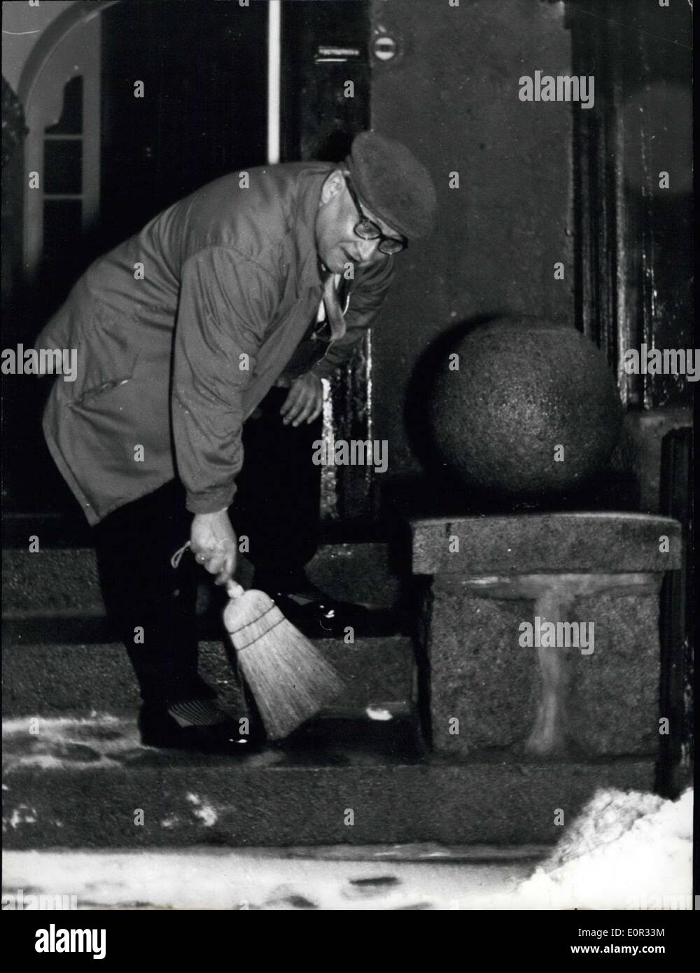 1. Januar 1958 - '' jeder vor seiner eigenen Tür kehren...'' Erich Ollenhaure (Ollenhauer) gern dieses Zitat von Goethe - ohne es zu wörtlich nehmen. Sie Keystone Bild Reporter traf die Führer der Opposition in den kurzen Ferien in Braunlage/Harz. Stockfoto