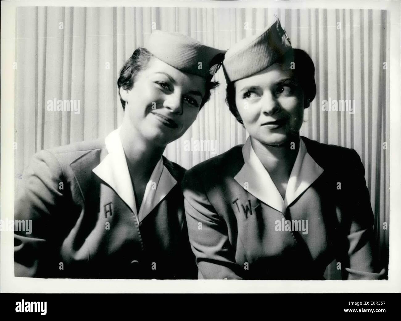 1. Januar 1958 - '' Königinnen des Jet-Zeitalters '' - in London... International Air Hostess Contest Gewinner. Zwei schöne Stewardessen waren in London heute Morgen gesehen werden... Sie sind '' Miss Jet Flight International'', der 22-jährige Parisienne Nicole Palmieri- und '' Miss Jet Flug USA'' -, die 21 Jahre alte Charlene Wilson aus Kalifornien ist... Sie waren die Gewinner des weltweiten Wettbewerbs organisiert von Trans World Airlines bei den Titeln... Sie wurden von sechs Jet-Piloten von 1300 Teilnehmer ausgewählt. Stockfoto