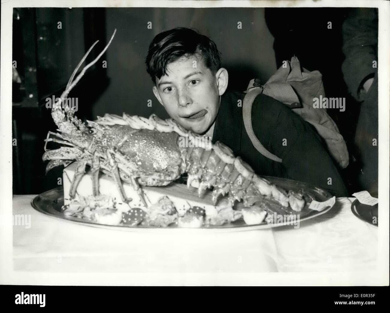 1. Januar 1958 - Contest '' Champion Service Koch '' auf internationalen Hotels und Catering-Ausstellung: Dienstleistungen-Wettbewerb '' Champion Dienstleistungen Cook'' - zu finden im International Hotel und Catering Ausstellung in Olympia statt. Foto zeigt Robin Chatham von Bourne End, Böcke, bewundert eine Hummer-Gericht - einer der Einträge in den Wettbewerb bei Olympia heute. Stockfoto