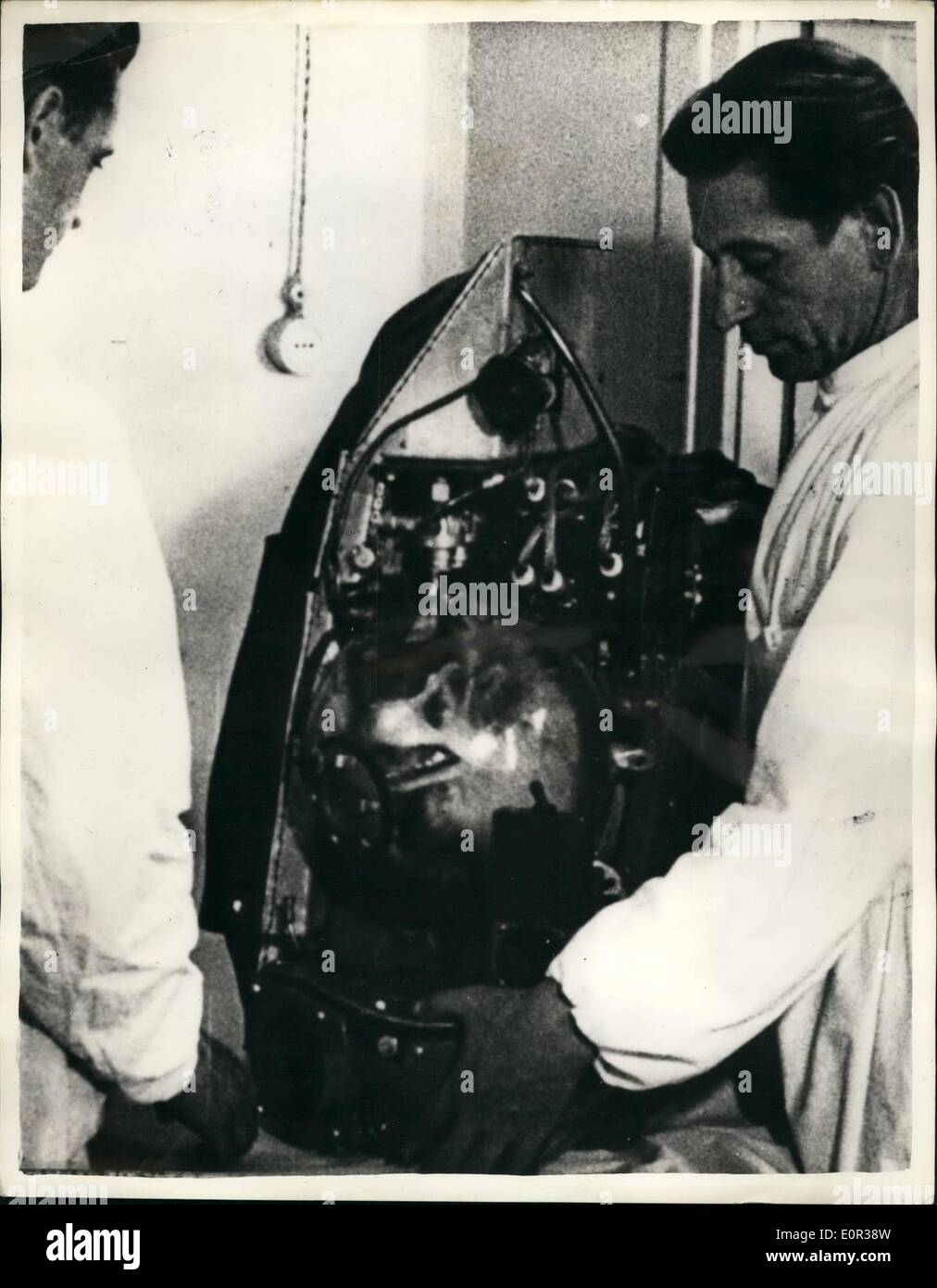 11. November 1957 - die russischen noch Rennen rund um die Umlaufbahn Experten gehen davon aus, dass es auf Erden nicht zurückgegeben werden kann: Experten gehen davon Stockfoto