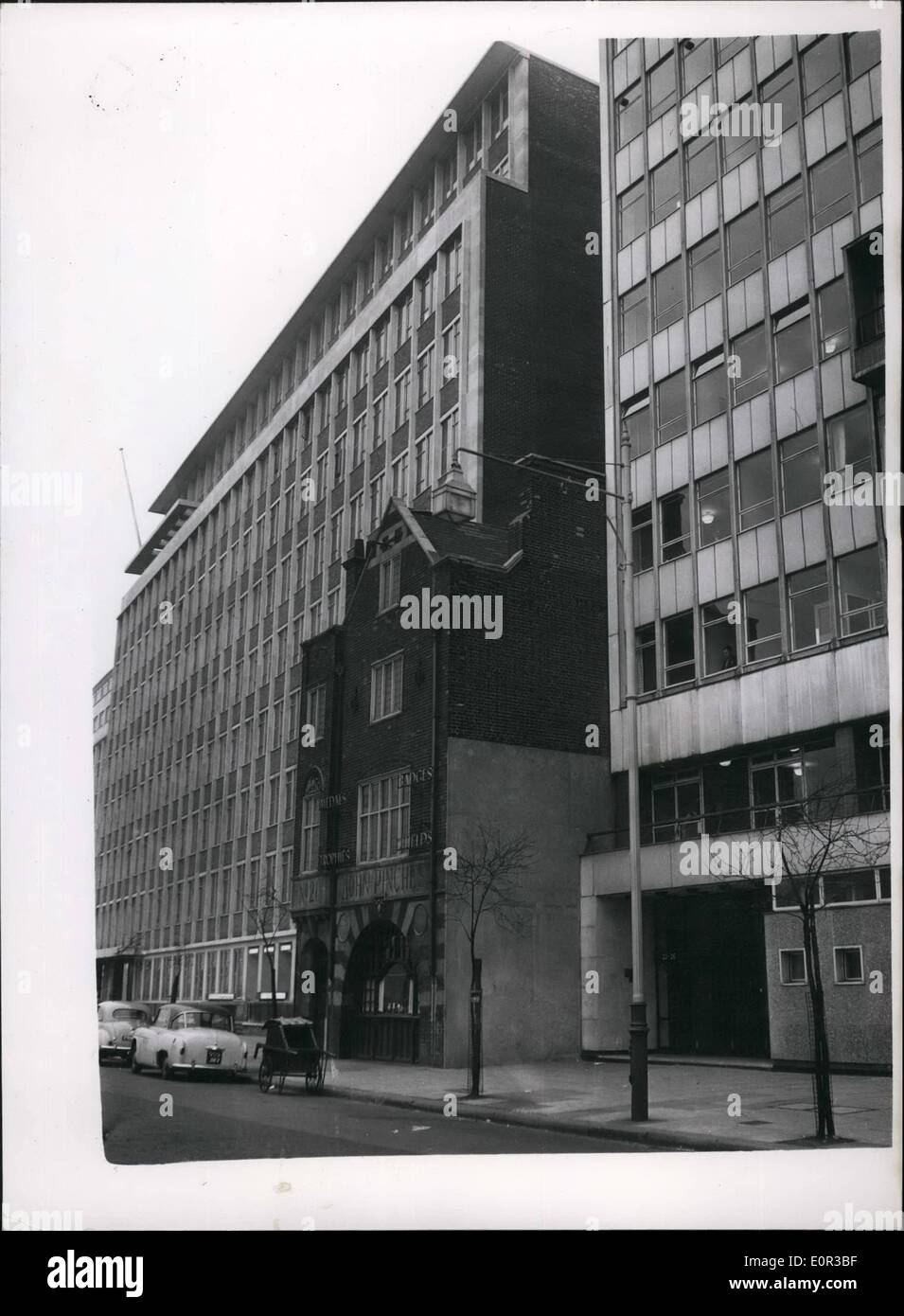 1. Januar 1958 - Haus eingeklemmt zwischen riesigen Bürogebäuden auf Thames Embankment: Sandwiched zwischen zwei 110 ft hohen Bürogebäuden auf die Albert Embankment - ist ein kleines Haus - im Besitz von den Familienbetrieb von John drückt (Medaillengewinner) Ltd. Das Haus ragt 10 Fuß vor seinen großen Nachbarn - auf dem Damm. Es ist jetzt verkauft worden - und in möglicherweise werden abgerissen, um Platz für Erweiterungen zu der Bürogebäude zu machen. Das Haus wurde in der Prisen Familie, da es von einem Vorfahren vor 60 Jahren gegründet wurde Stockfoto