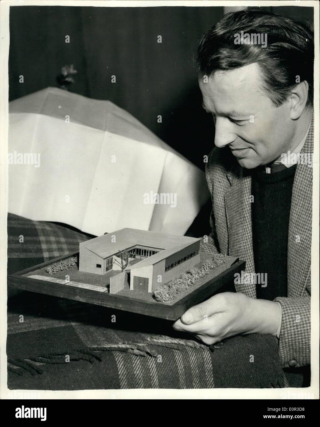 1. Januar 1958 - Buckel '' verweigert die Erlaubnis, seine '' Traumhaus '' bauen.: Jazz König Humphrey Lyttelton appellierte gestern bei einer öffentlichen Untersuchung gegen die Entscheidung des Rates Barnet, ihm seine Wahlheimat ein zeitgenössisches Bungalov in Arkley, bauen widersprechen, weil sie behaupten, dies betrifft jedoch die Annehmlichkeiten des Ortes. Das Haus, das er bauen will umfasst drei Seiten eines Hofes. Es umfasst vier Schlafzimmer und eine schallisolierten Studio in drei langen, niedrigen Flügel bauen, Ziegelstein und Fliese, und kostet £5.000 Stockfoto