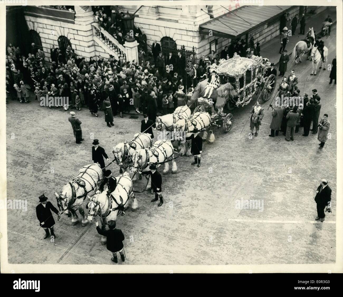 11. November 1957 - The Lord Mayor zeigen.: Foto zeigt die Szene, wie der neue Lord Mayor of London den Trainer eingegeben, beim Verlassen der Herrenhaus-während der Oberbürgermeister "heute zeigen Stockfoto