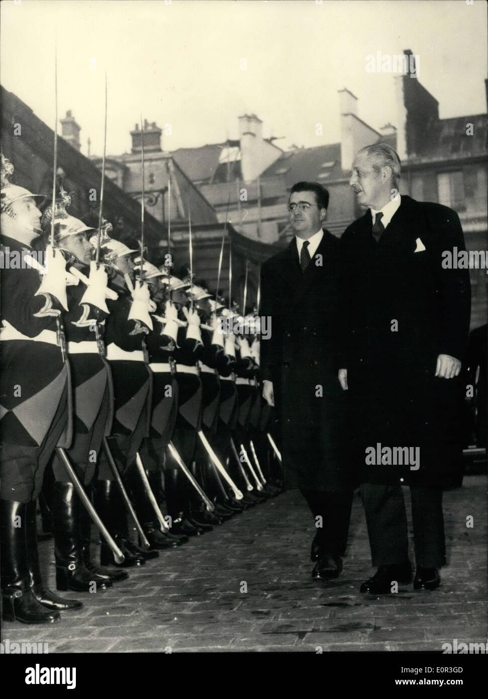 11. November 1957 - entscheidende Gespräche in Paris/Macmillan Gaillard: französische Premierminister Felix Gaillard Begleitung Herr Harold Macmillan inspizieren die Ehrengarde im Hof des Hotel Matignon, offizielle Residenz des Premierministers. Stockfoto