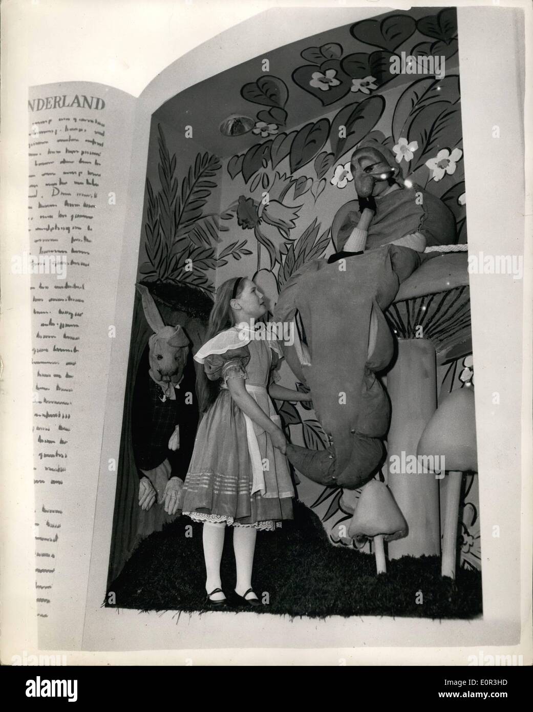 11. November 1957 - Oberbürgermeisters Messetag. '' Allein im Wunderland ''. Foto zeigt das Buch drucken auf Float - '' Alice im Wunderland '' ist, schwingt das Heck der "Raupe", beobachtet von den "Kaninchen" Stockfoto