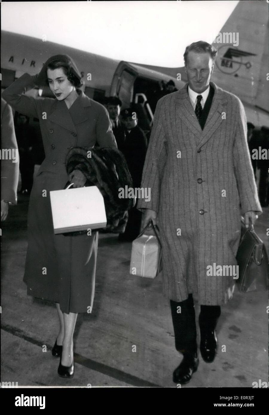 1. Januar 1958 - Graf und Gräfin von Dalkeith, die auf ihrer Hochzeitsreise, angekommen in Nizza, wo sie bald für Korsika verlassen wird. Audrey Hepburn gratuliert Maurice Chevalier, Alhambra, Paris Stockfoto
