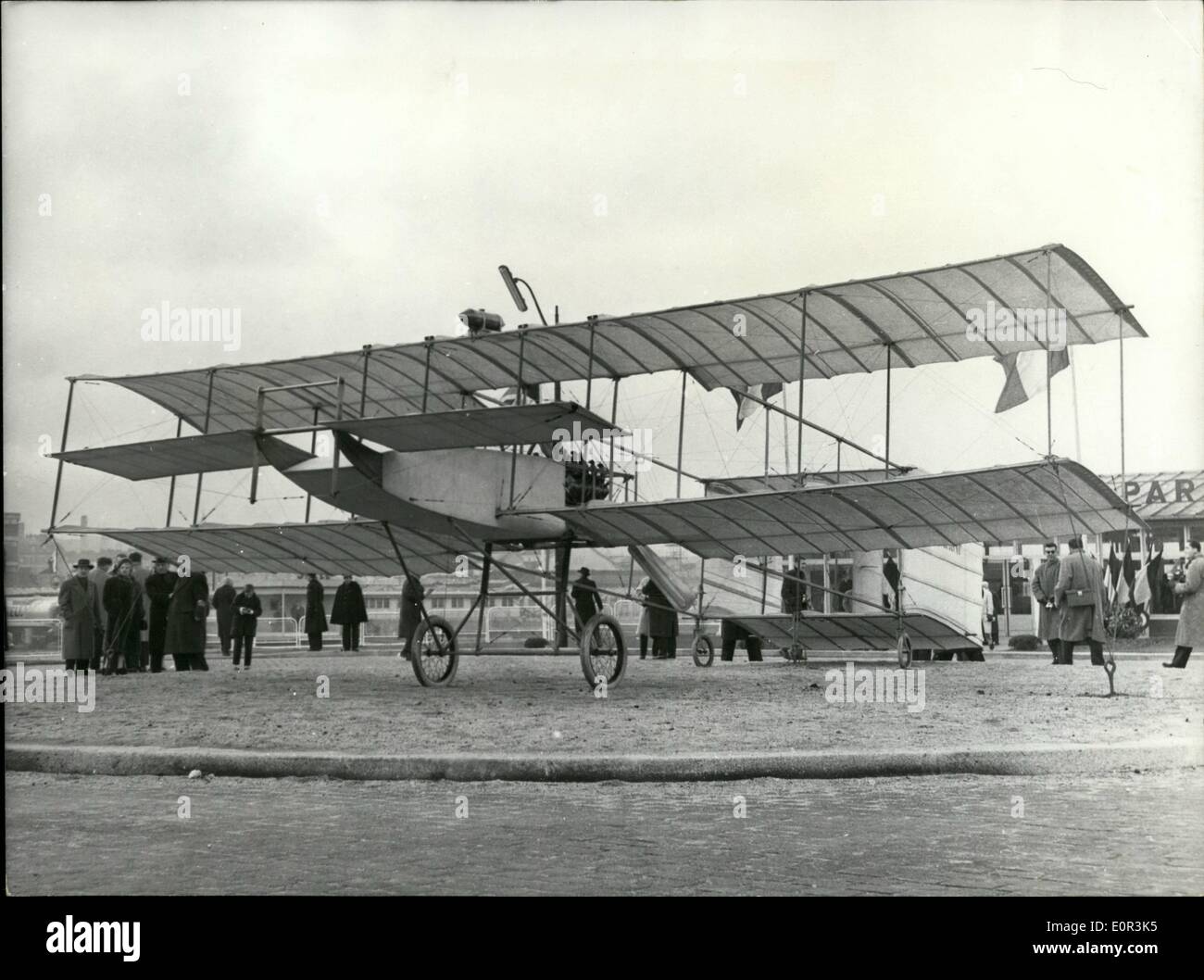 1. Januar 1958 - es geschah fünfzig Jahre Ago.Farmans erste Flug gedacht: Henri Farman, der berühmten Air-Pionier, machte seinen Erstflug im geschlossenen Kreislauf an Bord ein Voisin-Doppeldecker auf 13. Januar 1908. Gestern fand eine Gedenkfeier des Fluges in Issy-Les-Moulineaux bei Paris, statt. Foto zeigt, dass die historischen Flugzeug Issy-Les Moulineaux angezeigt. Stockfoto