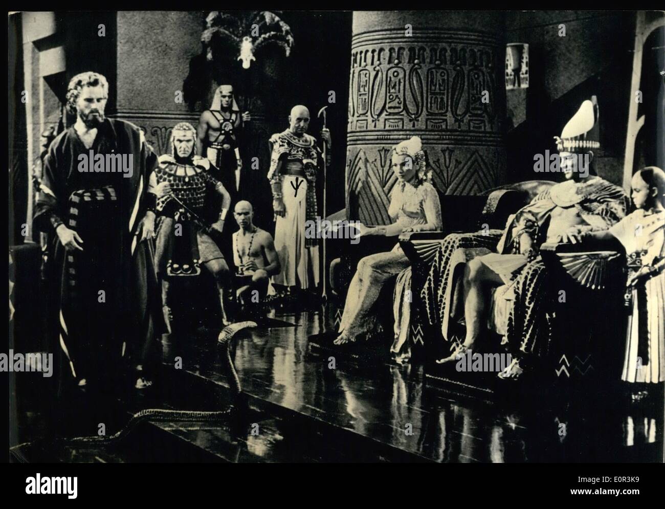 1. Januar 1958 - Cecil B. Milles neue Version der "Zehn Gebote": Charlton Heston als Moses in einer Szene der neuen Version von Stockfoto