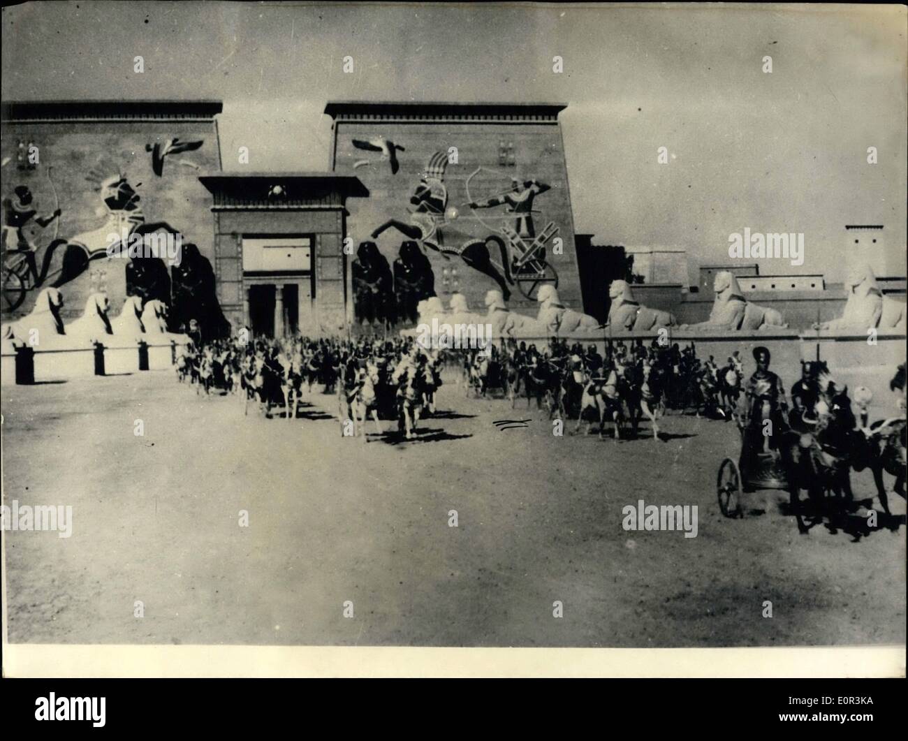 1. Januar 1958 - Cecil B. Milles neue Version der "Zehn Gebote": eine Szene des Films: ägyptische Krieger im Wagen schieben die Juden, nachdem sie auf den Exodus Ägypten verlassen hatte. Stockfoto