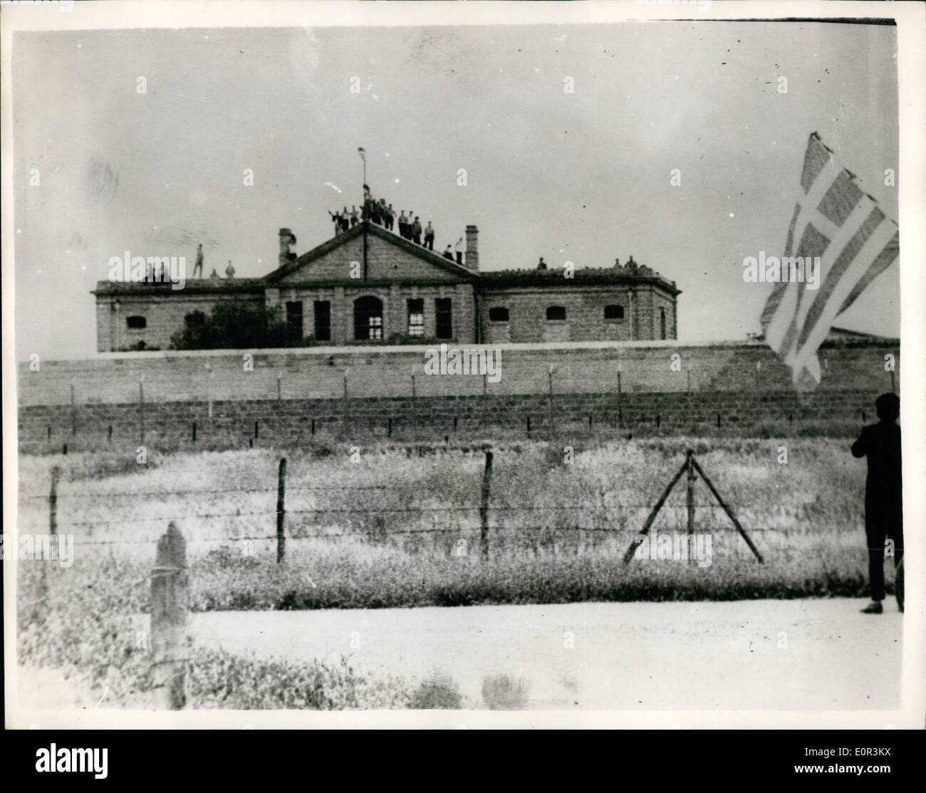 1. Januar 1958 - Protest gegen die Inhaftierung von politischen Gefangenen in Zypern.: ein Protestmarsch fand letzte Woche in Nikosia, Zypern, gegen die fortdauernde Inhaftierung politischer Premieren. Plakate wurden durch die Demonstranten, darunter viele Frauen, mit der Aufschrift '' '' Down mit Konzentrationslagern ''; Lassen Sie die Inhaftierten frei ''- und Gefangenen sind keine Tiere. Eine Demonstration fand im Zentralgefängnis von Nicosia und einige der Gefangenen aufstehen auf dem Dach und winkte zu Menschen außerhalb der Gefängnismauern gesammelt Stockfoto