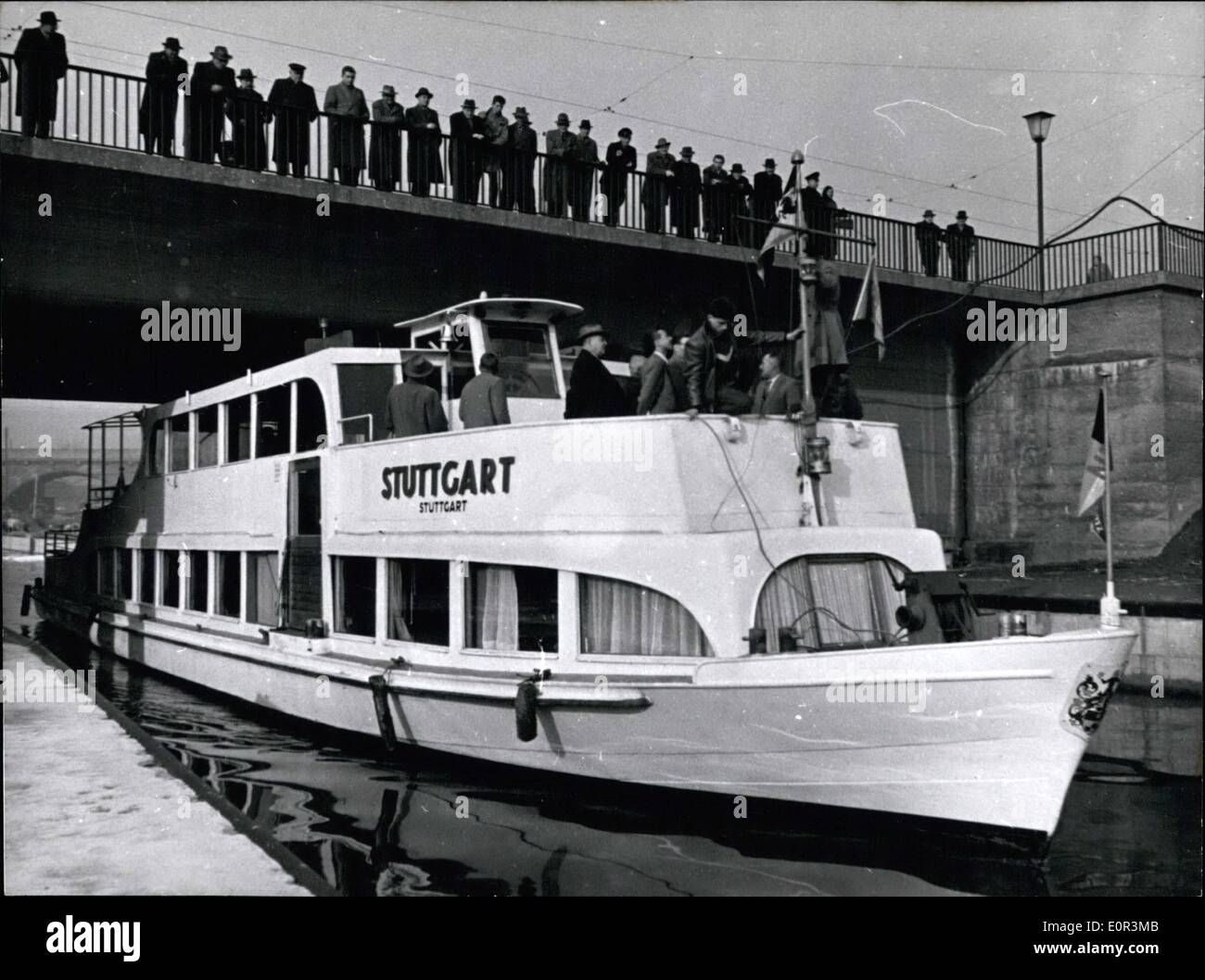 1. Januar 1958 - die erste Schleuse zum Neckar-Hafen von Stuttgart.: Stuntteam gestern (30. Januar 59) das First-Person-Schiff Stockfoto