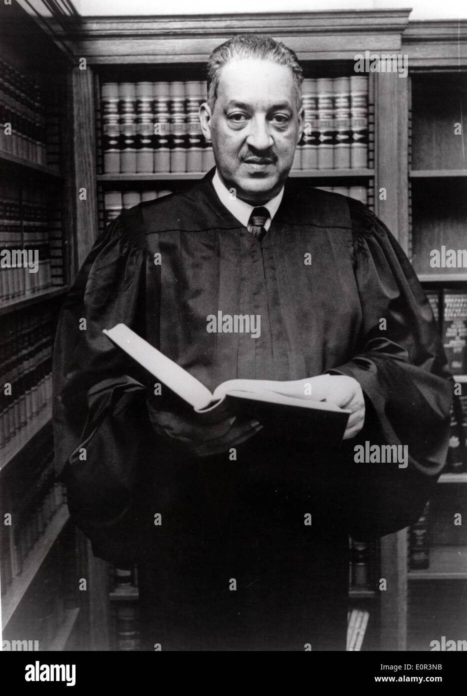 1. Januar 1958 - Washington, District Of Columbia, USA - Datei Foto: ca. 1958. Ein halbes Jahrhundert nach die historischen Entscheidung Brown v. Board Of Education, die aufgehoben Bildung, getrennt markiert der USA 50 Jahre der rassischen schulischen Integration. (Foto-Datei: unbekanntes Datum) Hier gezeigt wie Richter, THURGOOD MARSHALL, der Lead-Anwalt in Brown v. Board Of Education Fall war. Stockfoto