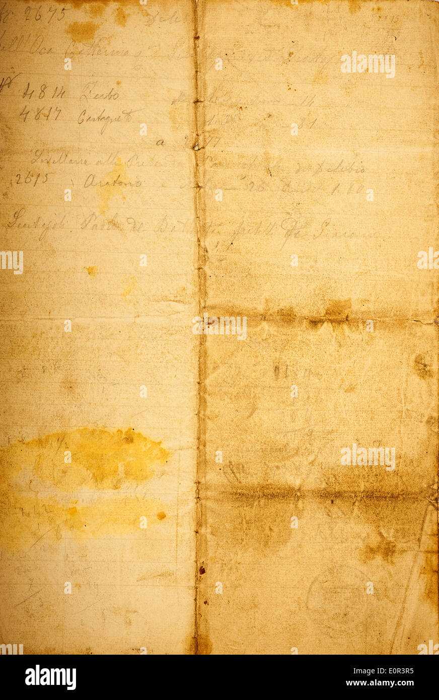 Schmutzige alte Pergament mit Flecken und Streifen Stockfoto