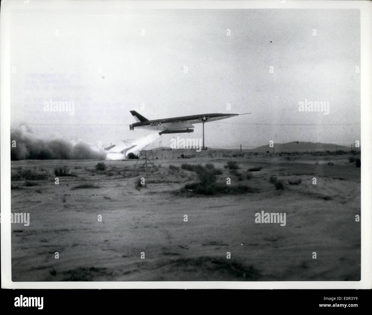 11. November 1957 - Booster Erststart einer Regulus II und Lenkflugkörper vom STR Mark 5 mobile Launcher. Regulus LL, GM 2008, Betrieb 21 Flug 1 Ansicht L rechts, offizielle US Navy Foto veröffentlicht. Sehen Sie Ihre Bestellung: Keine Einwände zu vervielfältigen oder veröffentlichen diese Foto-Anbieter diese Kreditlinie wird verwendet. Offizielle US-Marine zu fotografieren. Dieses Foto kann für kommerzielle Werbung verwendet werden, wenn vor der Veröffentlichung eine begleitende Kopie und Layout vorgelegt und vom Chef des Marineministeriums Informationen Washington 25, D.C. genehmigt Stockfoto