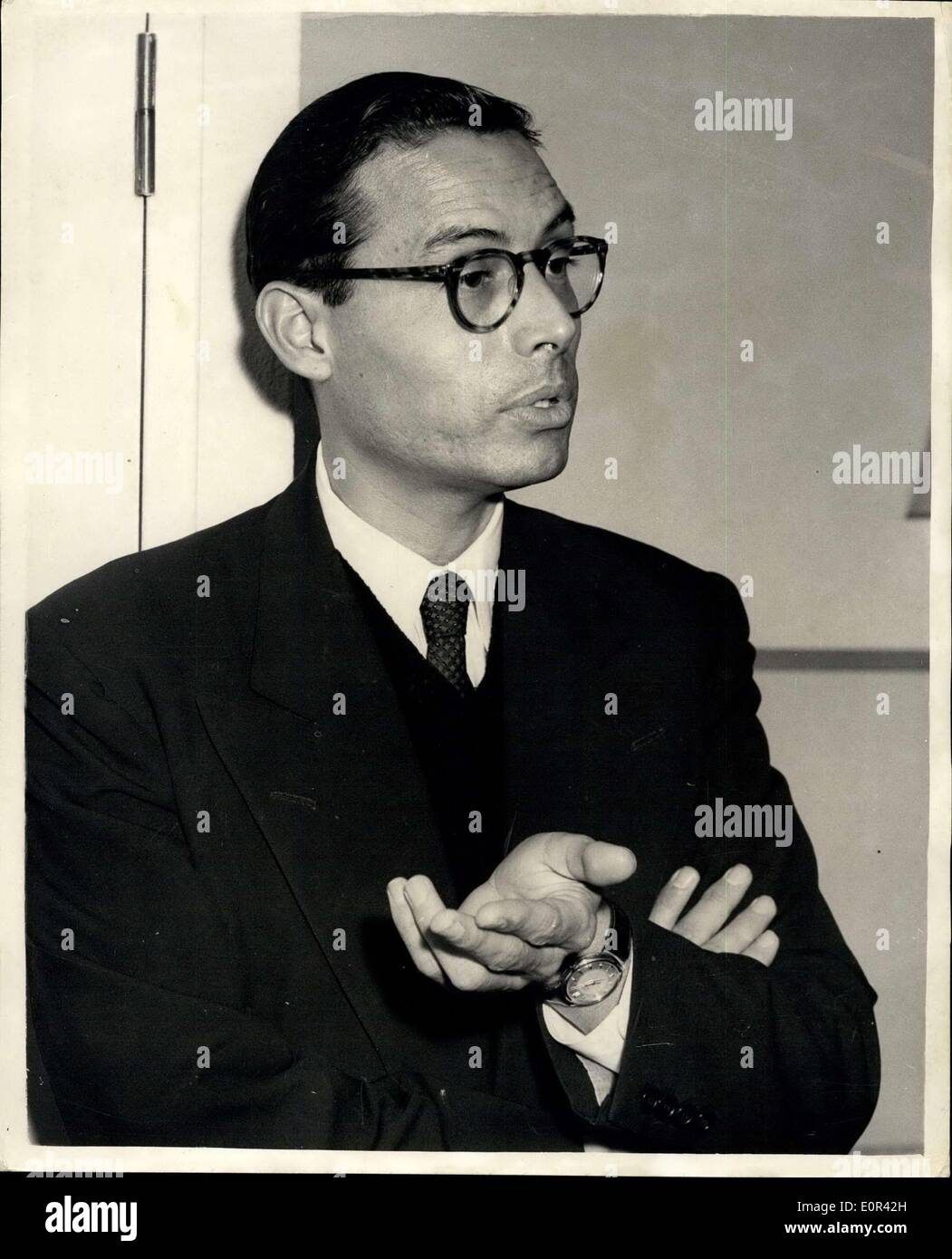 28. November 1957 - Plot, eine britische Kolonie zu greifen. Zwei Männer wurden als Ring-Führer in ein Grundstück, eine britische Kolonie zu stehlen benannt. Sie sind Dr. Garcia Granados, der guatemaltekischen Minister in London und Mr. George Price, Führer der Vereinigte Partei der Leute in Britisch-Honduras. Dies war die Handlung wie der MP von Colonial Secretary Mr Lennox-Boyd offenbart. Während des Mittagessens in einem Londoner Restaurant schlug Dr. Granados Mr. Price, Britisch-Honduras 150 Jahre Verbindung mit Großbritannien und Verknüpfung mit Guatemala brechen sollte Stockfoto 28. November 1957 - Plot, eine britische Kolonie zu greifen. Zwei Männer wurden als Ring-Führer in ein Grundstück, eine britische Kolonie zu stehlen benannt. Sie sind Dr. Garcia Granados, der guatemaltekischen Minister in London und Mr. George Price, Führer der Vereinigte Partei der Leute in Britisch-Honduras. Dies war die Handlung wie der MP von Colonial Secretary Mr Lennox-Boyd offenbart. Während des Mittagessens in einem Londoner Restaurant schlug Dr. Granados Mr. Price, Britisch-Honduras 150 Jahre Verbindung mit Großbritannien und Verknüpfung mit Guatemala brechen sollte Stockfoto