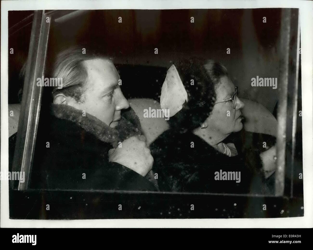 11. Januar 1958 - 01.11.58 bekannte Personen in West End Gaming-Gehäuse. Eine Anzahl von Personen, die in Kreisen der Gesellschaft von Mayfair bekannt wurden benannt gestern in Marylebone und gefunden in einer Paddington flach angeblich eine gemeinsame Gaming-Stunde angeklagt... Keystone Foto zeigt: Herr John Aspinall und Lady (Mary Grace) Orsborne gestern seine Mutter. Sie waren beide in Marylebone Gericht angeklagt. Stockfoto