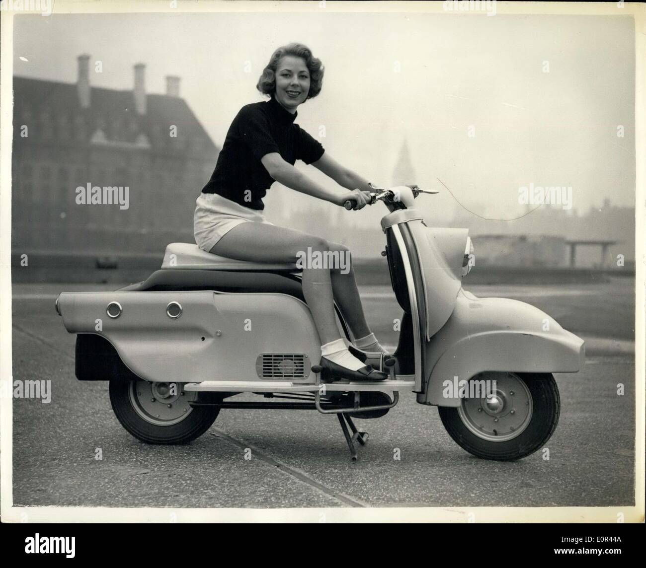 15. Januar 1958 - neue britische Motorroller Herausforderung Welt Märkten zum Preis von? 174 - und tut 55 mph: Bond Minicar Company von Preston, Lanos., hat eine neue 55 mph Scooter - eine 150 c.c., die alle britischen 110 m.p. Gallone, aschine produziert. Es hat einen Rohrrahmen und ist ausgestattet mit einer 150. Villiers Motor - alle umschließen in einem Glas-Faser-Körper - und hat eine Doppelsitzbank. Es ist ausgestattet mit einem richtig gestalteten Armaturenbrett mit einem Auto Typ Zündung wichtige System- und drücken Sie Taste e-Starter - die auf der Kickstarter verzichtet Stockfoto