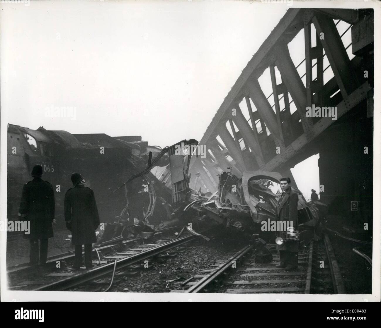 5. Dezember 1957 - 61 12.05.57 sterben und 200 Verletzten in Lewisham Schiene Unfall. Foto zeigt: Bild zeigt das Viadukt hinunter stürzte auf den Wagen nach die Kollision zwischen den beiden letzten Nachtzüge früh. Stockfoto