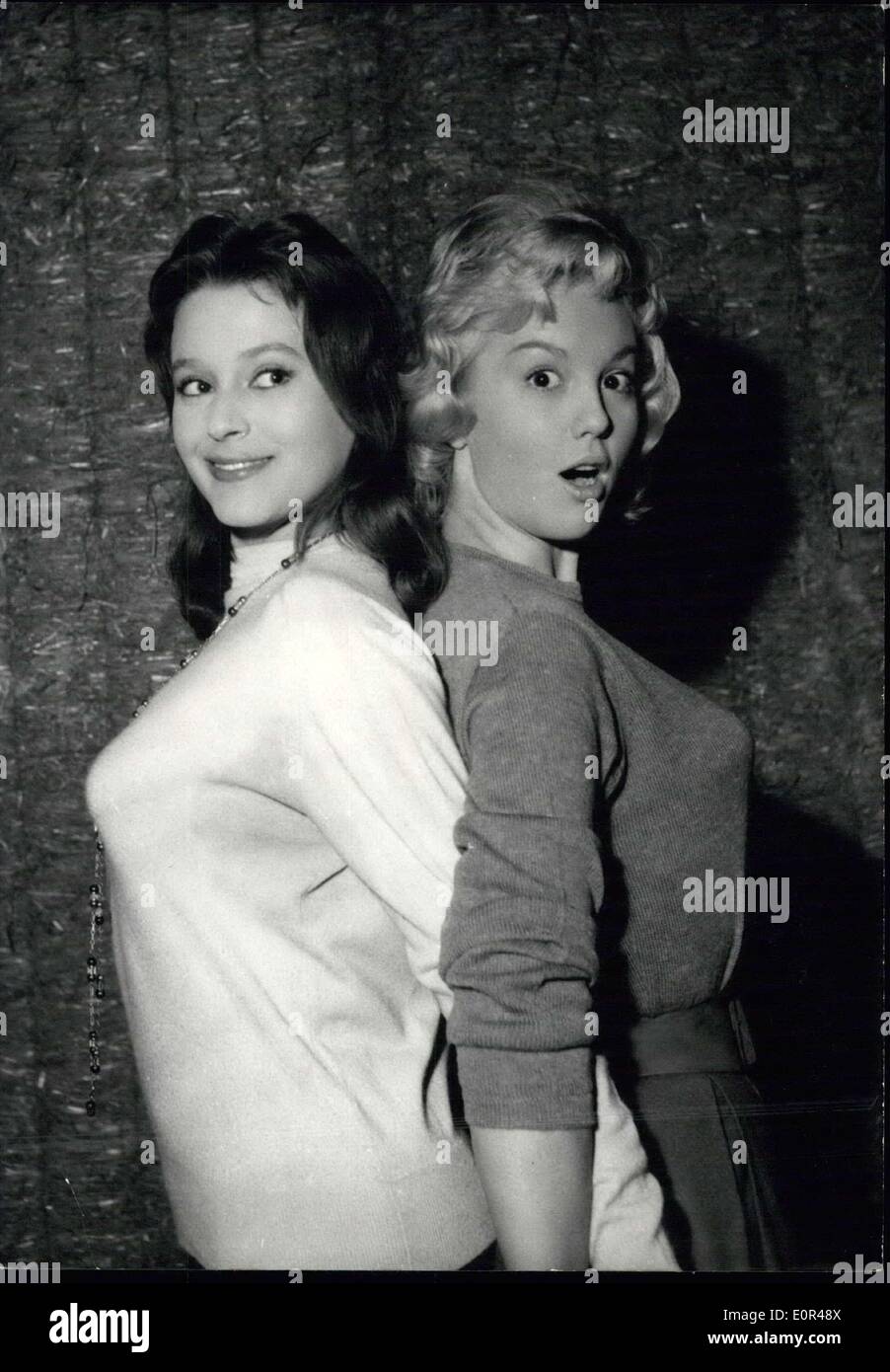 11. Dezember 1957 - haben diese zwei Sternchen nichts zu beneiden, Gina Lollobrigida und Marlyn Monroe wie sie für Fotografen zu posieren. Sie sind Mylene Demongeot (rechts), die neuesten '' entdecken '' des Bildschirms Französisch und Beatrice Altariba, die Co-star ist Marc Allegrets Film '' Sios Belle Et Tais-Toi'' (werden schön und ruhig) jetzt in der Herstellung. Stockfoto