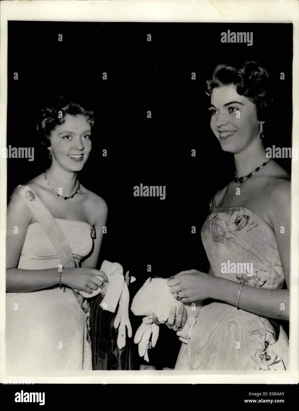 12. Dezember 1957 - zwei glückliche Prinzessin - bei NOBEL-Preisverleihung. Die Nobel-Preisträger wurden ausgezeichnet von King G Stav, in der Konzerthalle in Stockholm, am Dienstag. Die Zeremonie wurde von dem traditionellen Bankett im Rathaus gefolgt. KEYSTONE-Foto: Prinzessin BIRGITTA und ihre Schwester, Prinzessin MARGARETHA, nach dem Abendessen in fröhlicher Stimmung, abgebildet. Stockfoto