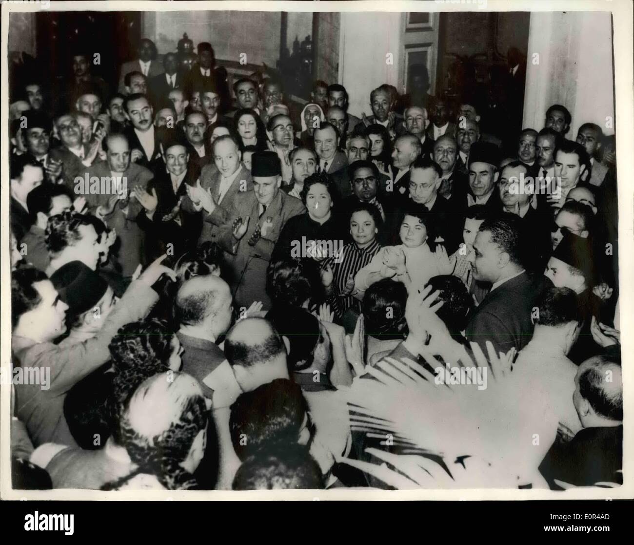 12. Dezember 1957 - Adressen Nasser Arabische Handelskammer Delegierten... Präsident Gamel Nasser hielt eine Rede, in der er sagte, "arabischen Nationalismus ist eine Notwendigkeit für die Verteidigung der Araber gegen Aggression - und wird daran hindern den gierigen Auflegen der Hände auf arabischen Ressourcen, Land und Freiheit." - während eines Besuchs in Kairo der Delegierten aus den arabischen Industrie-und Handelskammer, Industrie und Landwirtschaft... Keystone-Fotoshows: Allgemeine anzeigen, wie Präsident Nasser seine Rede hielt. Stockfoto