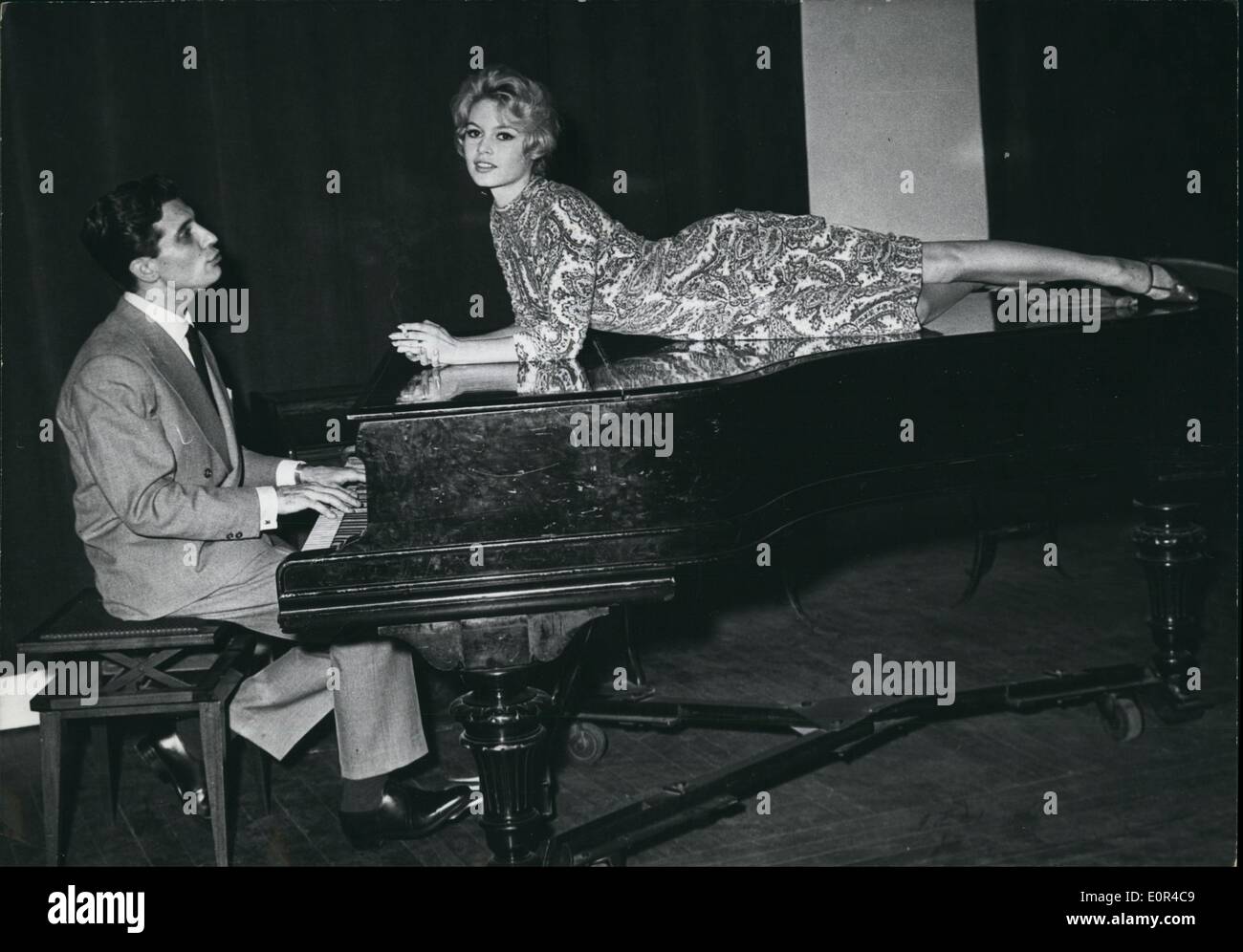 2. Februar 1958 Gilbert Becaud und b.b. in Genf '' Liebe Affai'' behaupten Schweizer Papiere 2. Februar 1958 Gilbert Becaud und b.b. in Genf '' Liebe Affai'' behaupten Schweizer Papiere