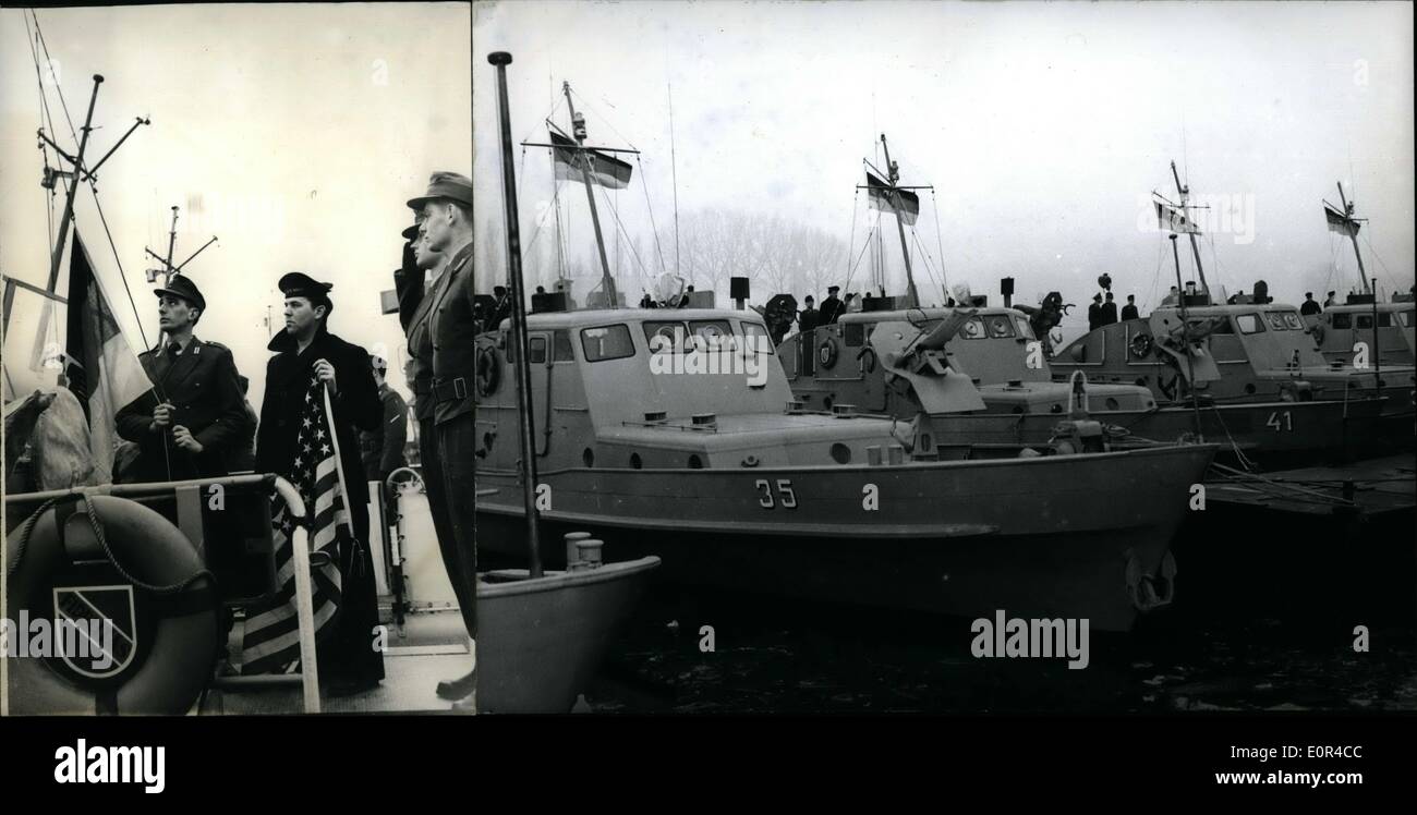 2. Februar 1958 - dauern acht weitere Einheiten der ehemaligen US-Rhein-Rivan-Patrouille wurden übergeben an die Bundeswehr in einer Zeremonie an der U.S.-Marine-Rhein-River-Base in Wiesbaden Schiersteiner auf Angst, bis zum 30. Juni alle Patrouille, die Kunsthandwerk auf dem Rhein von der Bundeswehr betrieben werden. Foto zeigt links: mit der deutschen Flagge die Patrouille Handwerk am Schiersteiner, verankert sind - direkt: Änderung der Flagge auf einem der Boote. Stockfoto